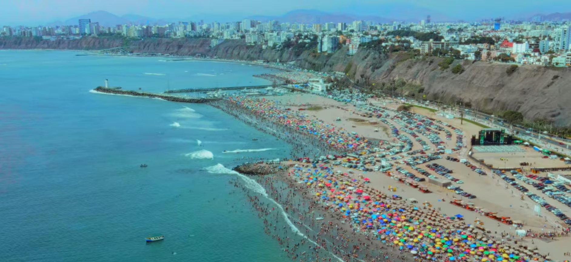 El mar frío de Playa Agua Dulce, influido por la corriente de Humboldt, convierte cada baño en una experiencia intensa y desafiante, incluso durante el verano limeño