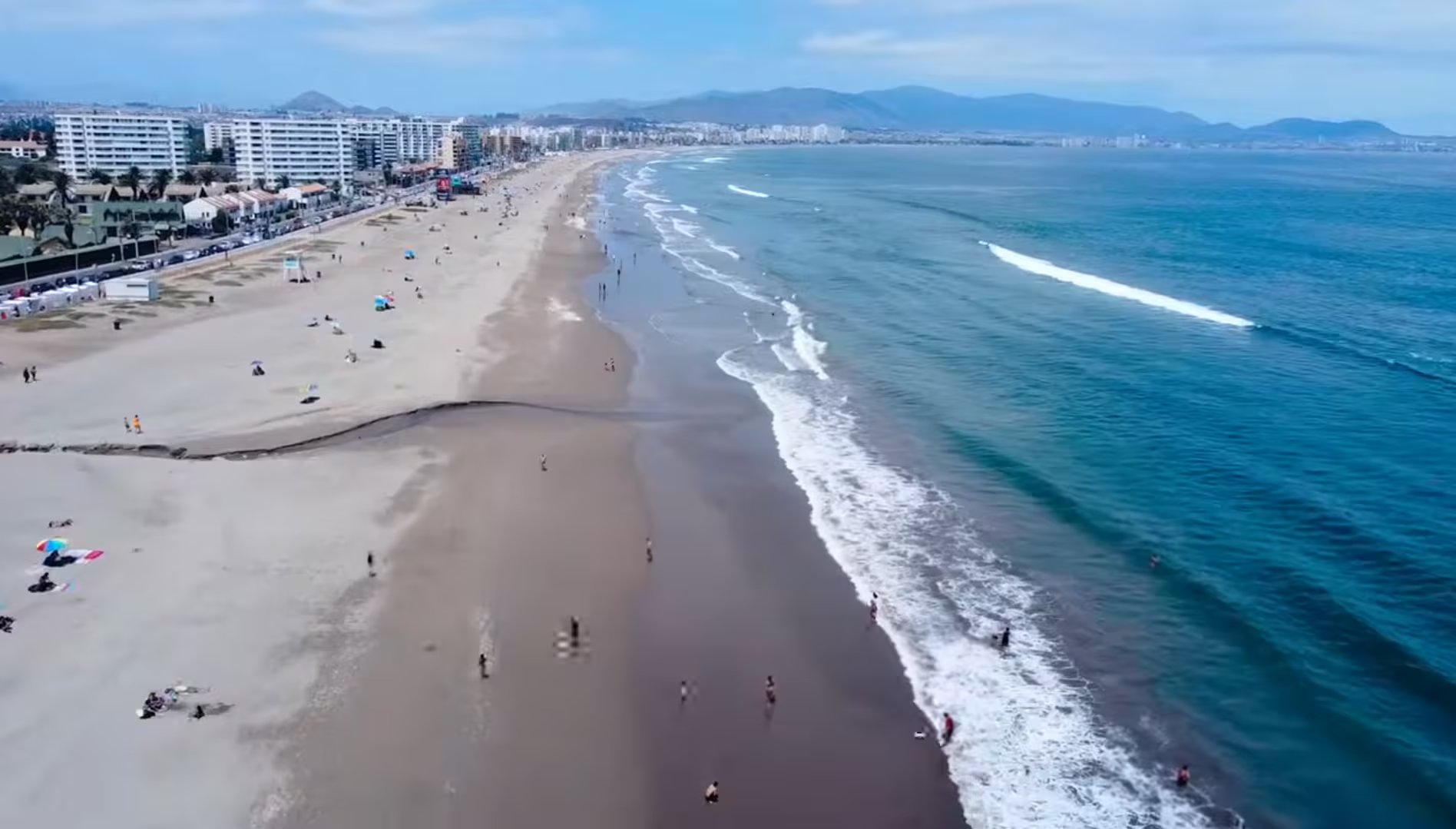  Las aguas frescas de La Serena, enfriadas por la corriente de Humboldt, definen una experiencia de playa distinta, donde el baño es breve y revitalizante 