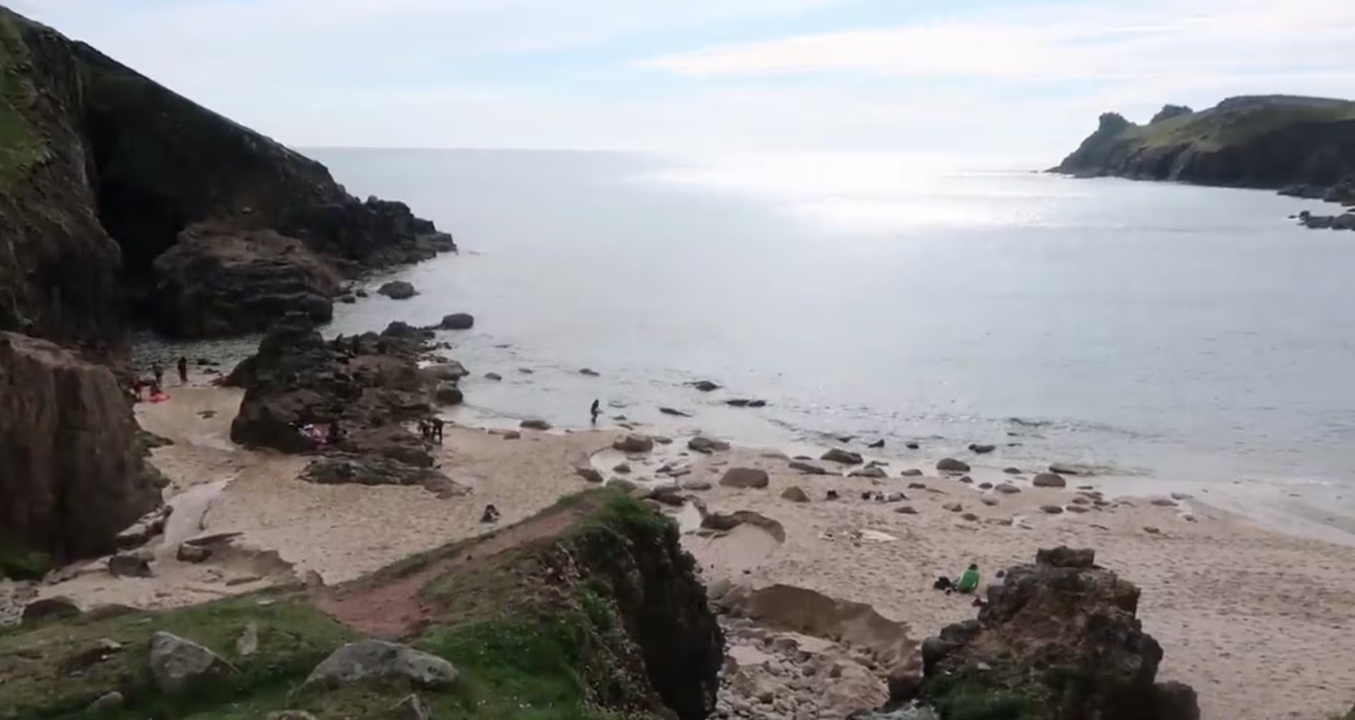 Las playas de Cornualles destacan por su entorno agreste y un Atlántico que impone temperaturas bajas incluso en pleno verano 