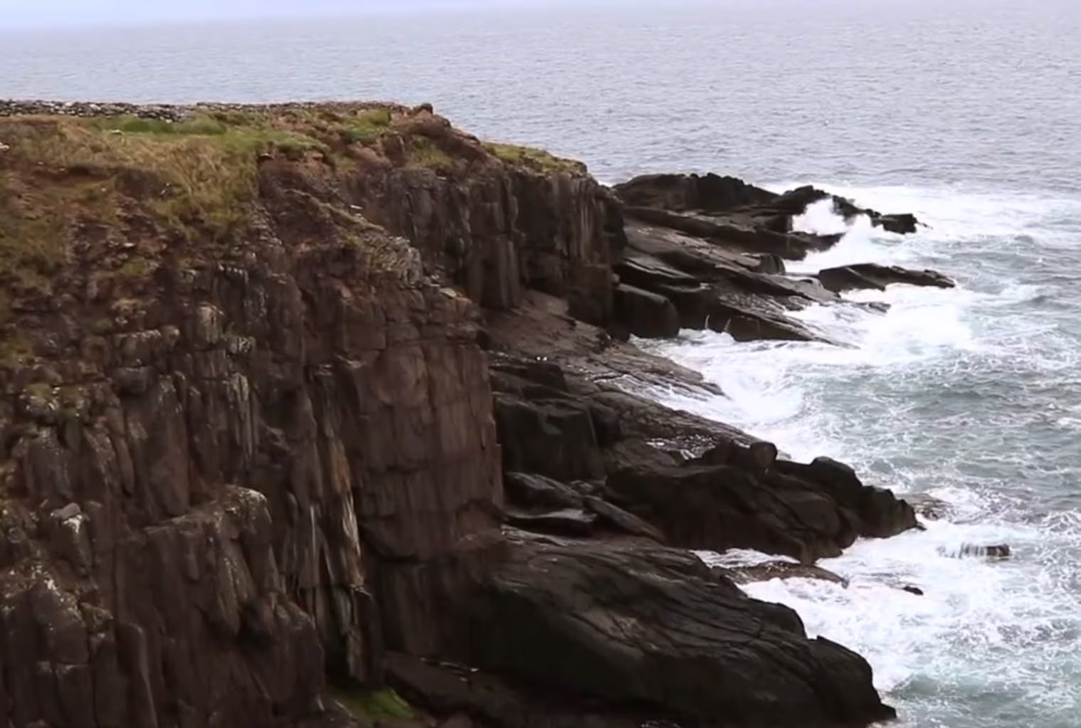  El mar frío y las formaciones rocosas de la península de Dingle construyen un paisaje de belleza áspera, ideal para la contemplación y la aventura 