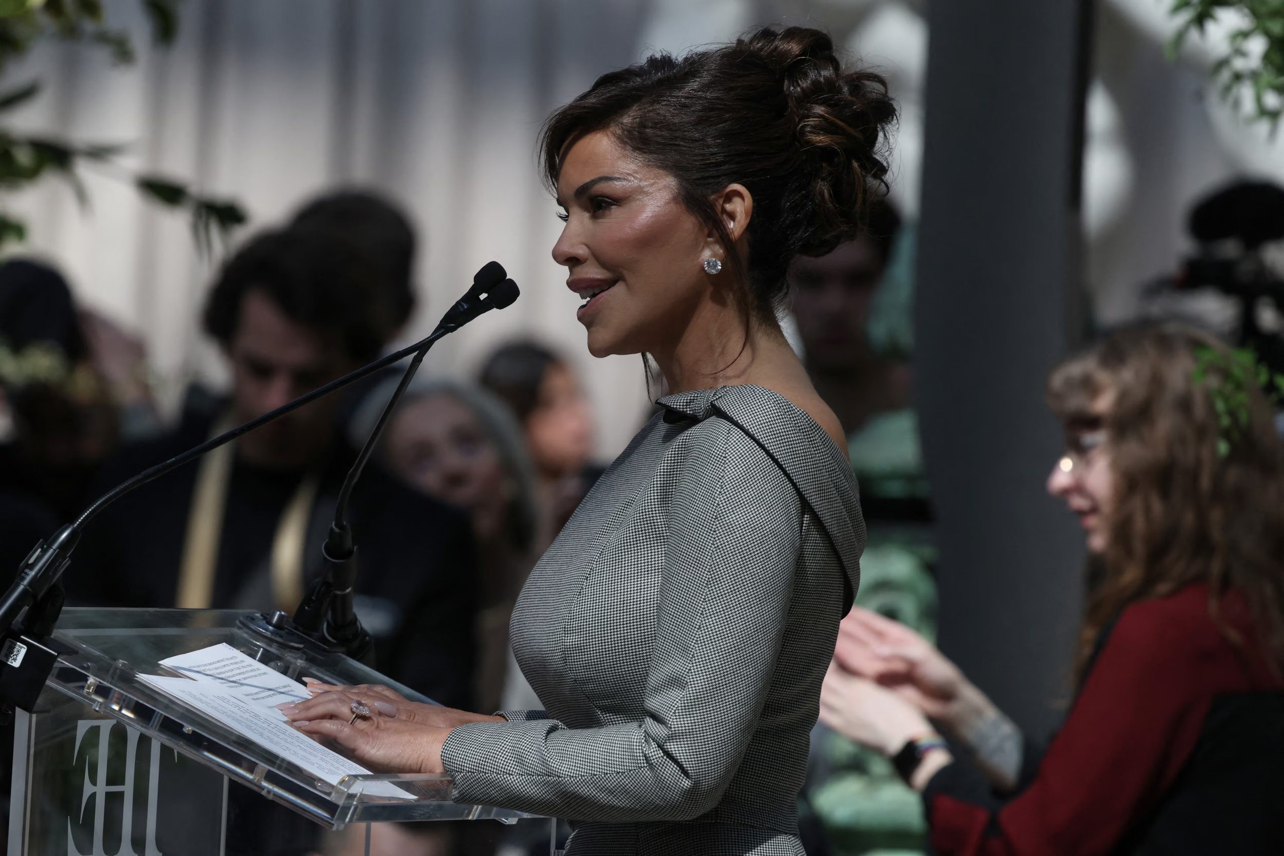 El anuncio del Bezos Earth Fund coincidió con la Met Gala 2026 y reavivó críticas sobre una posible gestión de imagen de Jeff Bezos y Lauren Sánchez Bezos. (Foto: May 4, 2026. REUTERS/Shannon Stapleton)