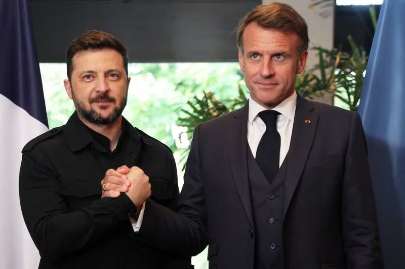 El presidente de Francia, Emmanuel Macron, y el presidente de Ucrania, Volodimir Zelensky (Ludovic Marin/Pool vía REUTERS/Foto de archivo)