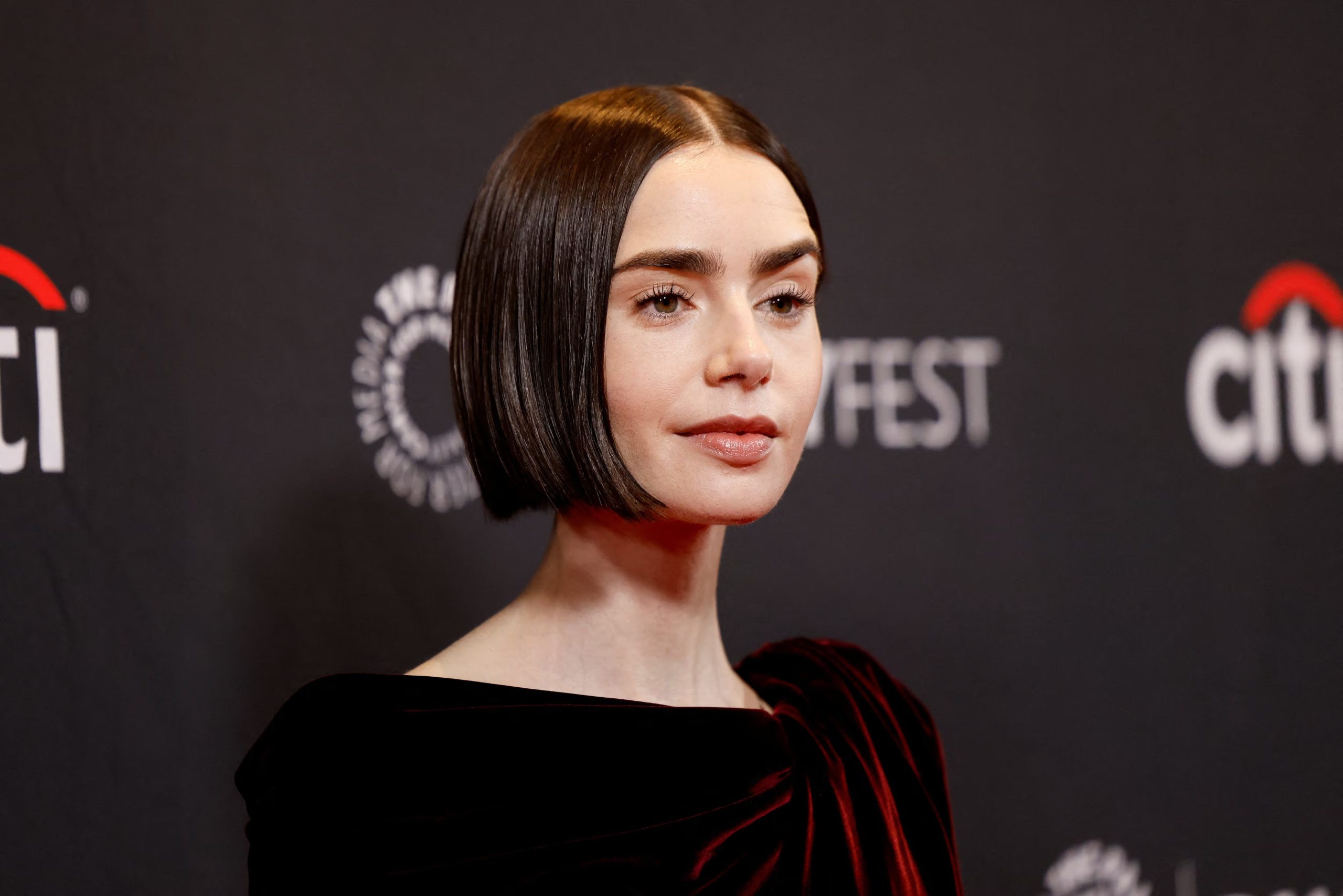 Luca Dotti afirmó que Lily Collins fue asociada durante años con Audrey Hepburn por su aspecto, su talento, Emily en París y la moda.
 - REUTERS/Caroline Brehman