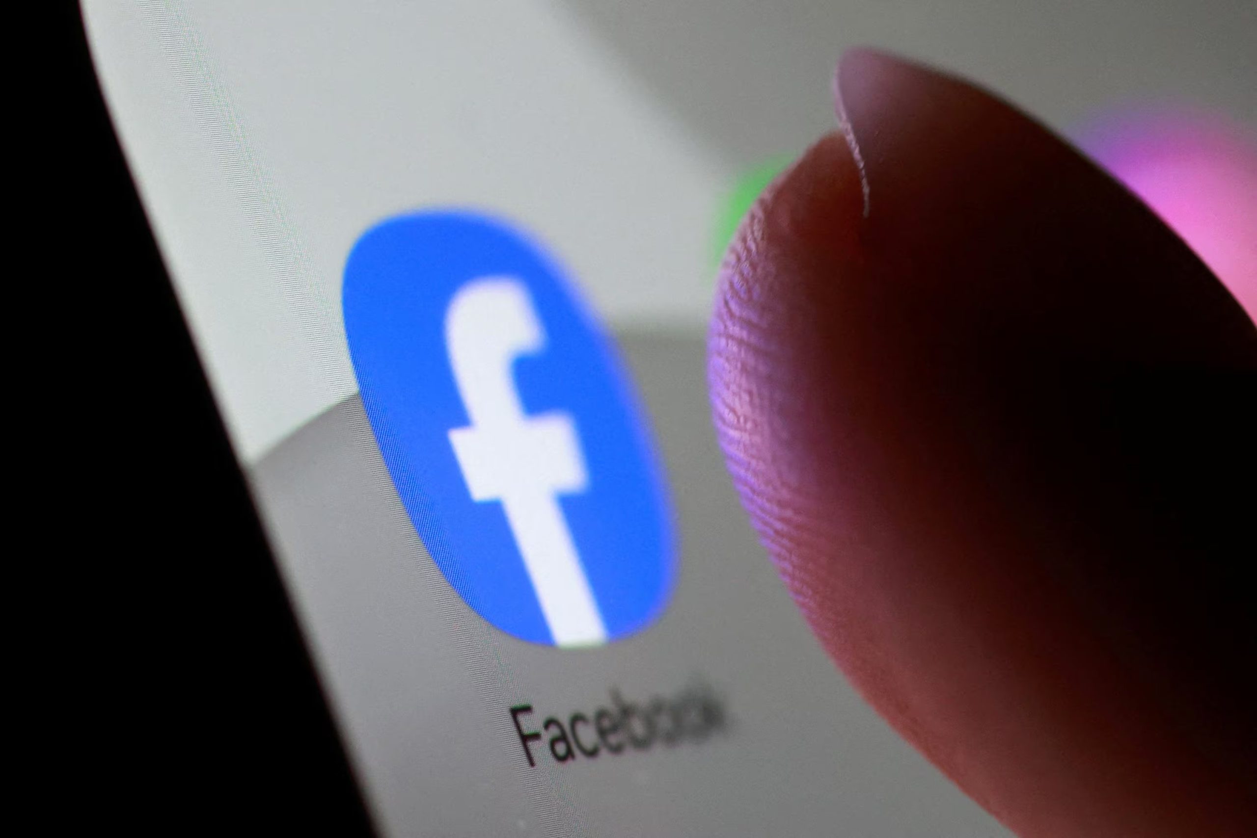 Solo los usuarios que superan la barrera de los 5.000 seguidores pueden acceder a la monetización en Facebook. (Reuters)
