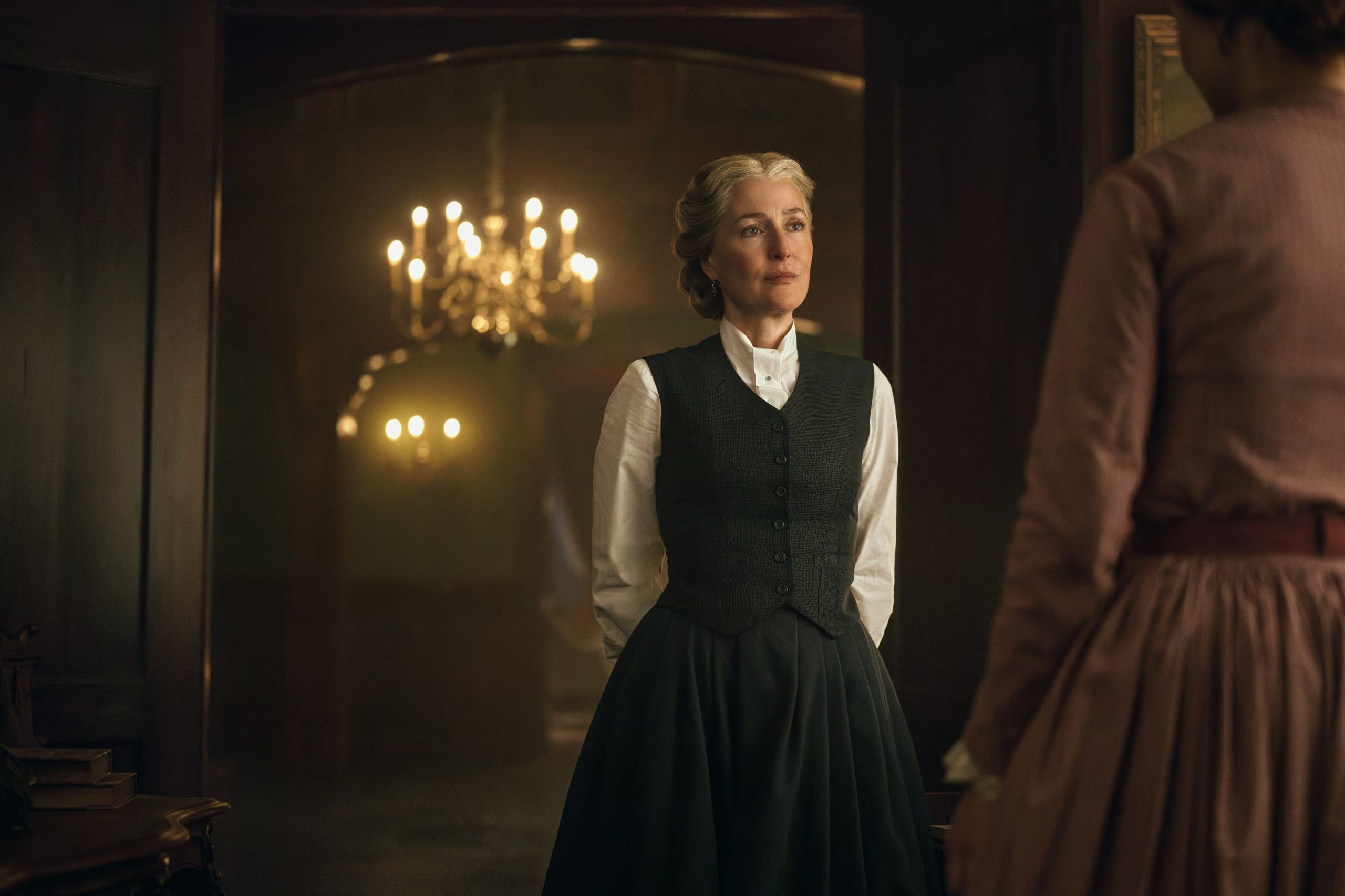 Gillian Anderson repasó su identidad entre Estados Unidos y el Reino Unido y contó que trabajó para perder su acento británico al regresar a Estados Unidos (Michelle Faye/Netflix)