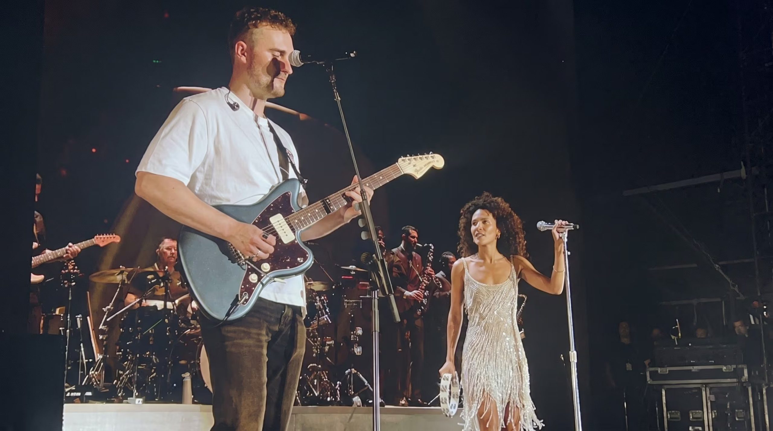 Olivia Dean y Sam Fender interpretaron 