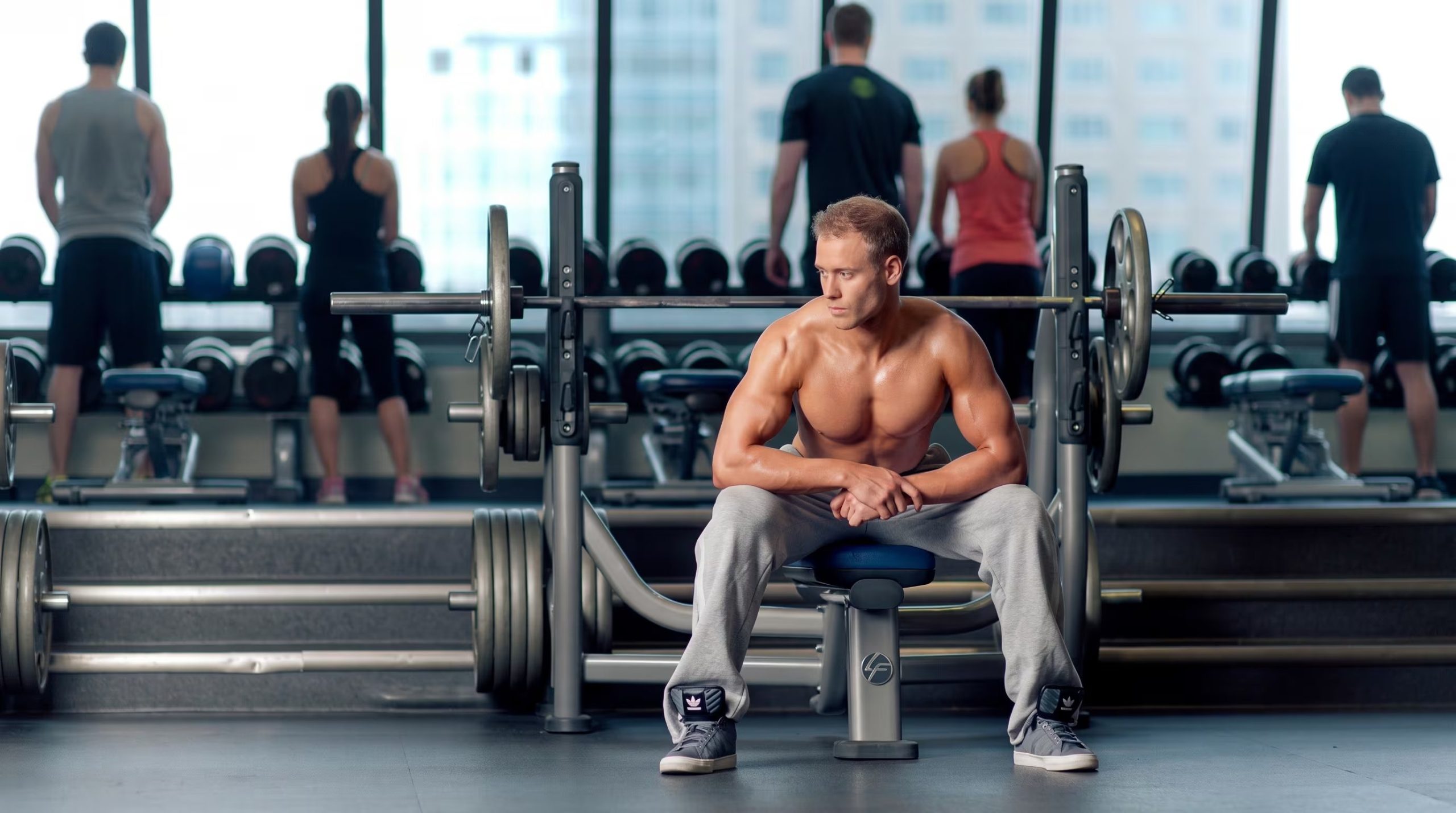 En el gimnasio es clave respetar el tiempo, los implementos y el espacio compartido para favorecer un entorno compartido (Imagen Ilustrativa Infobae)
