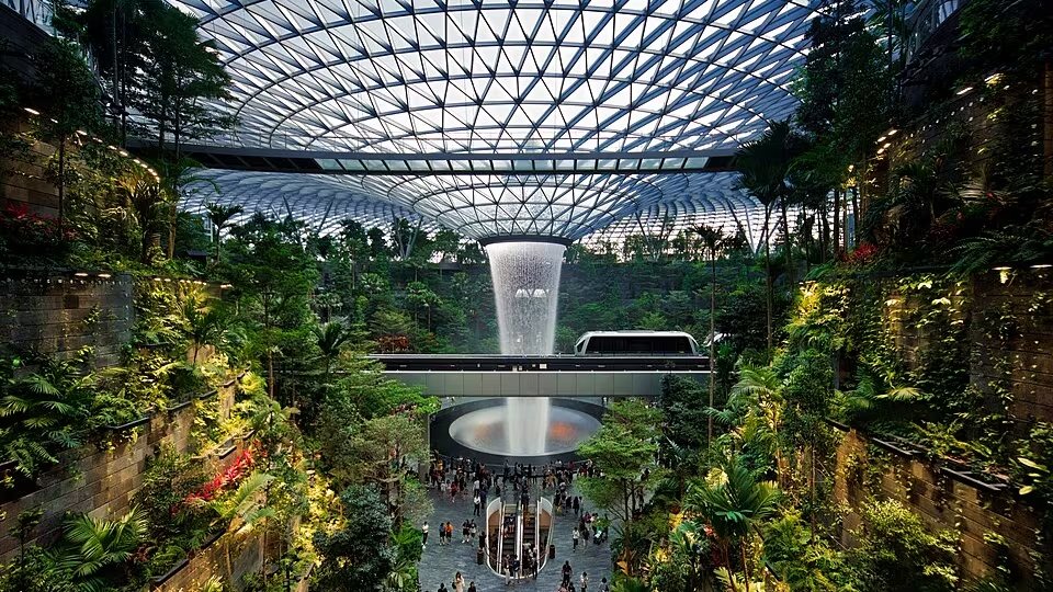 Jewel Changi sumó más de 200 especies de árboles y flora en un diseño de Safdie Architects y Benoy que lo posiciona como atracción para visitantes (Wikimedia Commons)