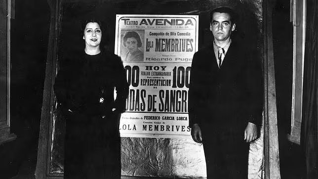 Federico García Lorca junto a Lola Membrives en el Teatro Avenida, donde se presentaba 