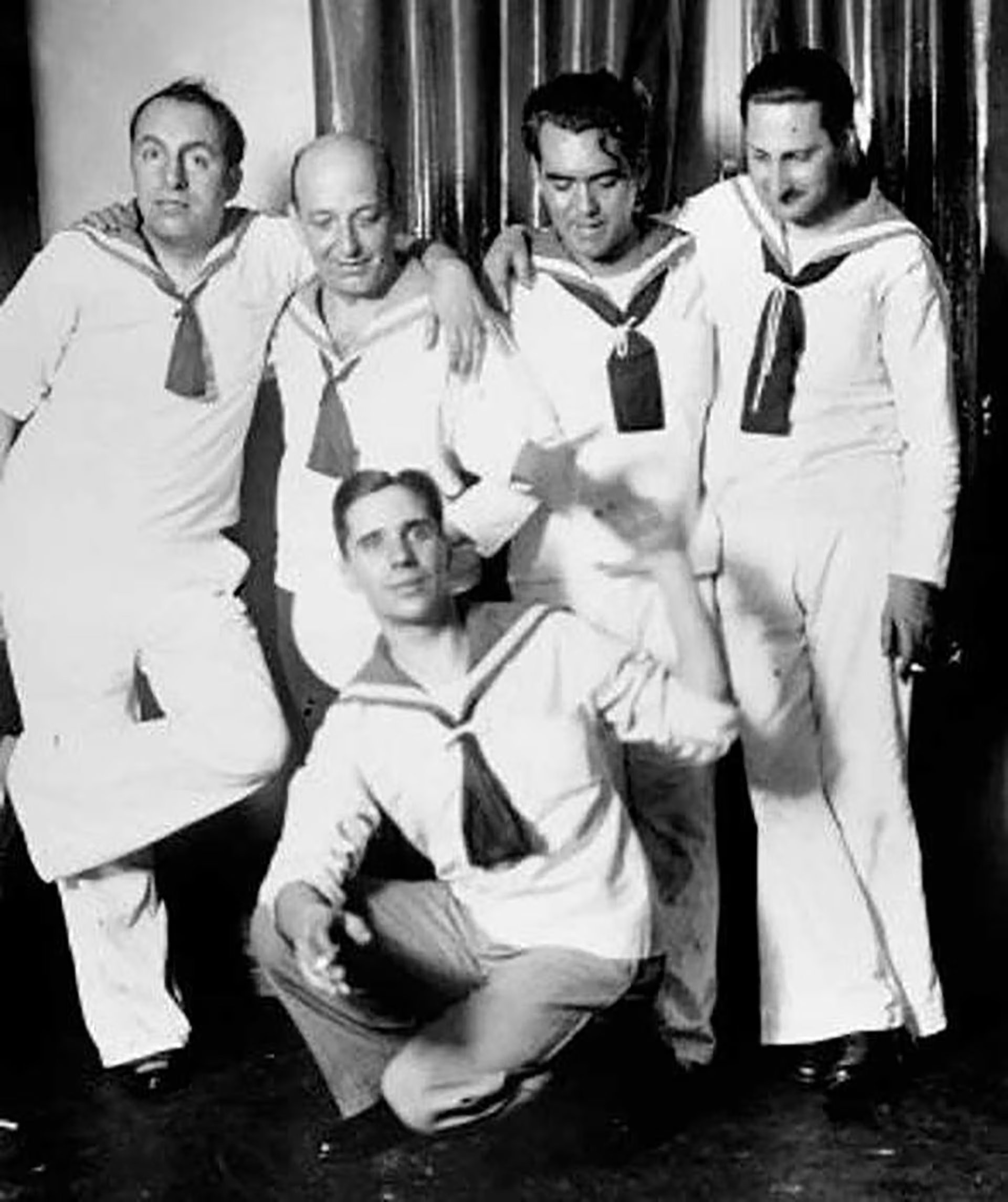 Buenos Aires, 1933, presentación del libro de Norah Lange: `45 días y 30 marineros´. De pie desde la izquierda: Pablo Neruda, Amado Villar, Federico García Lorca y Jorge Larco; en cuclillas, Raúl González Tuñón.