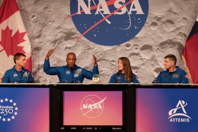 Victor Glover, uno de los cuatro tripulantes de la cápsula Orión de la misión Artemis II a la Luna, habla durante una conferencia de prensa en el Centro Espacial Johnson de la NASA en Houston, Texas, EEUU. 16 de abril de 2026. REUTERS/Lexi Parra