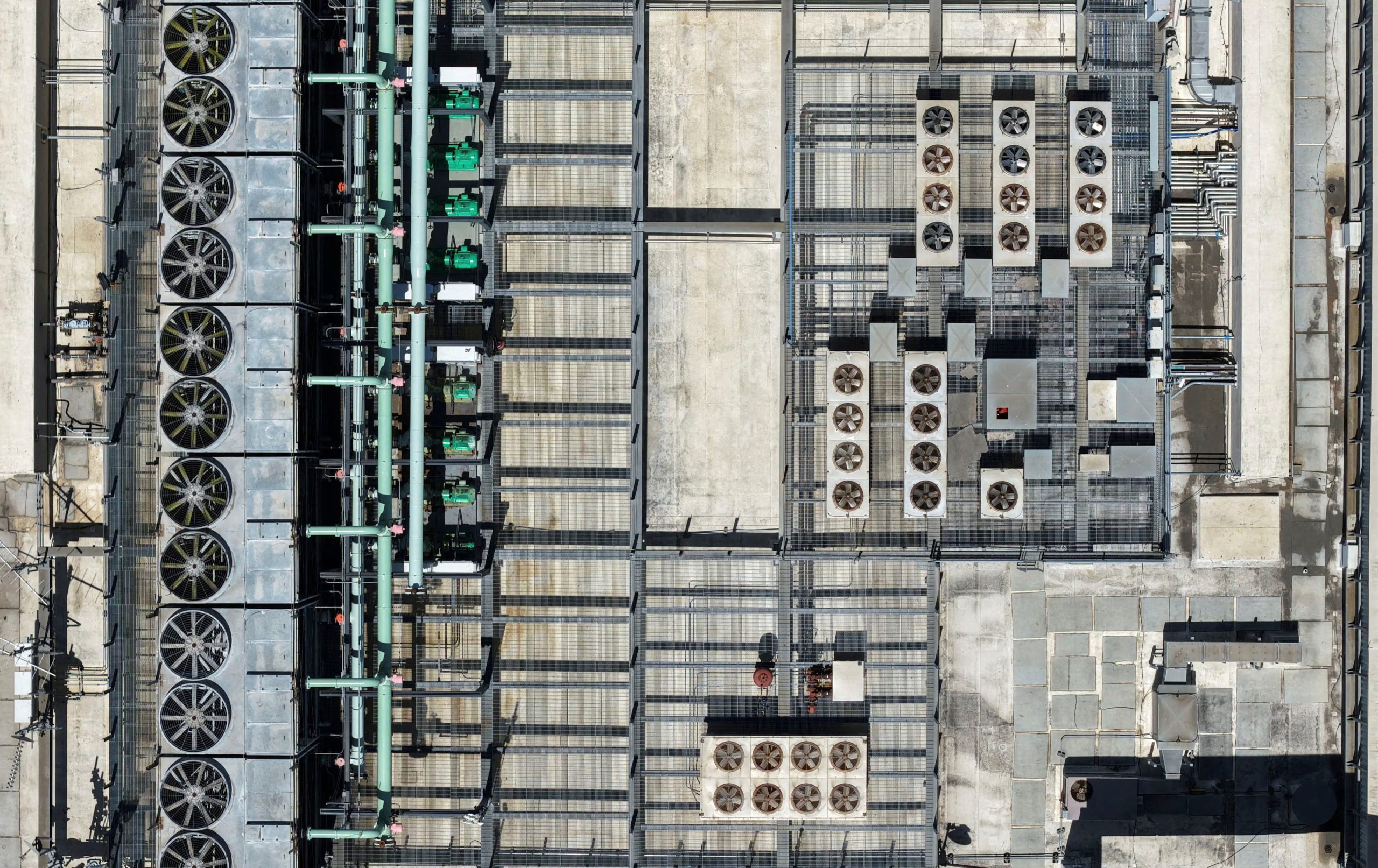 Vista aérea con dron del sistema de refrigeración en el techo del centro de datos de Digital Realty. REUTERS/Fred Greaves