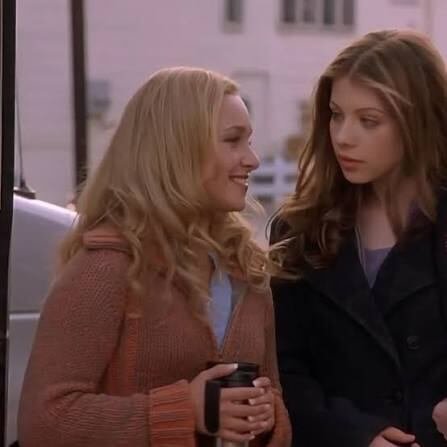 Los personajes de Hayden Panettiere y Michelle Trachtenberg terminan convirtiéndose en amigas.