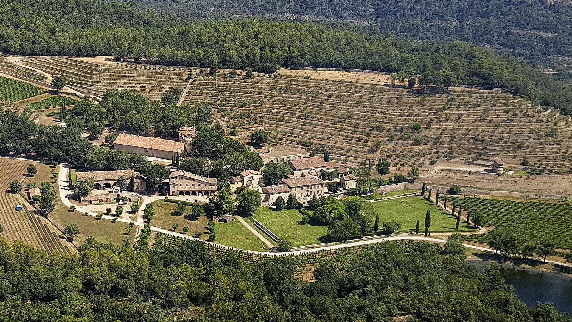 Los bomberos combaten el incendio en Château Miraval con helicópteros, camiones cisterna y agua del lago privado de la propiedad (Coleman Rayner/The Grosby Group)