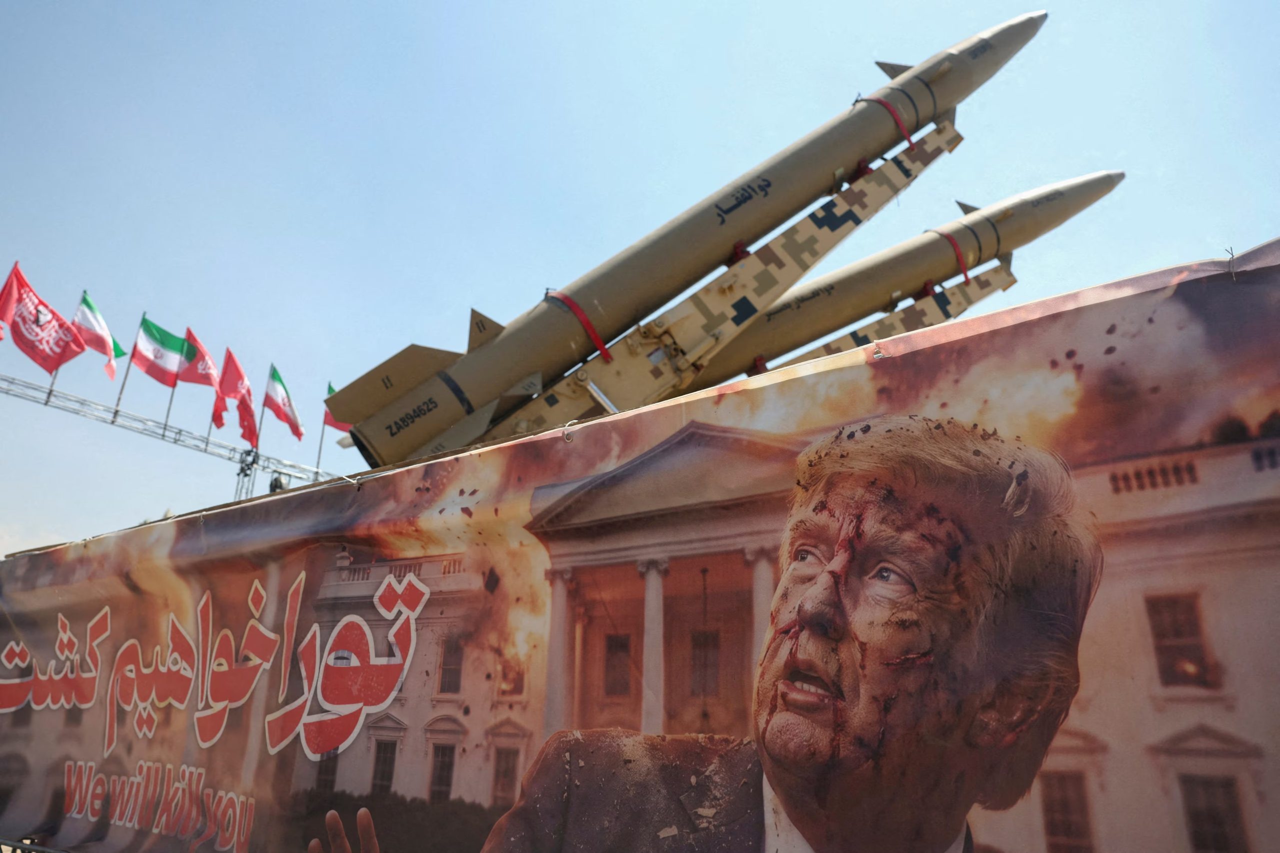 Una pancarta con la imagen del presidente estadounidense, Donald Trump, junto a un sistema de misiles iraní en la plaza Azadi de Teherán (Majid Asgaripour/WANA (Agencia de Noticias de Asia Occidental) vía REUTERS)