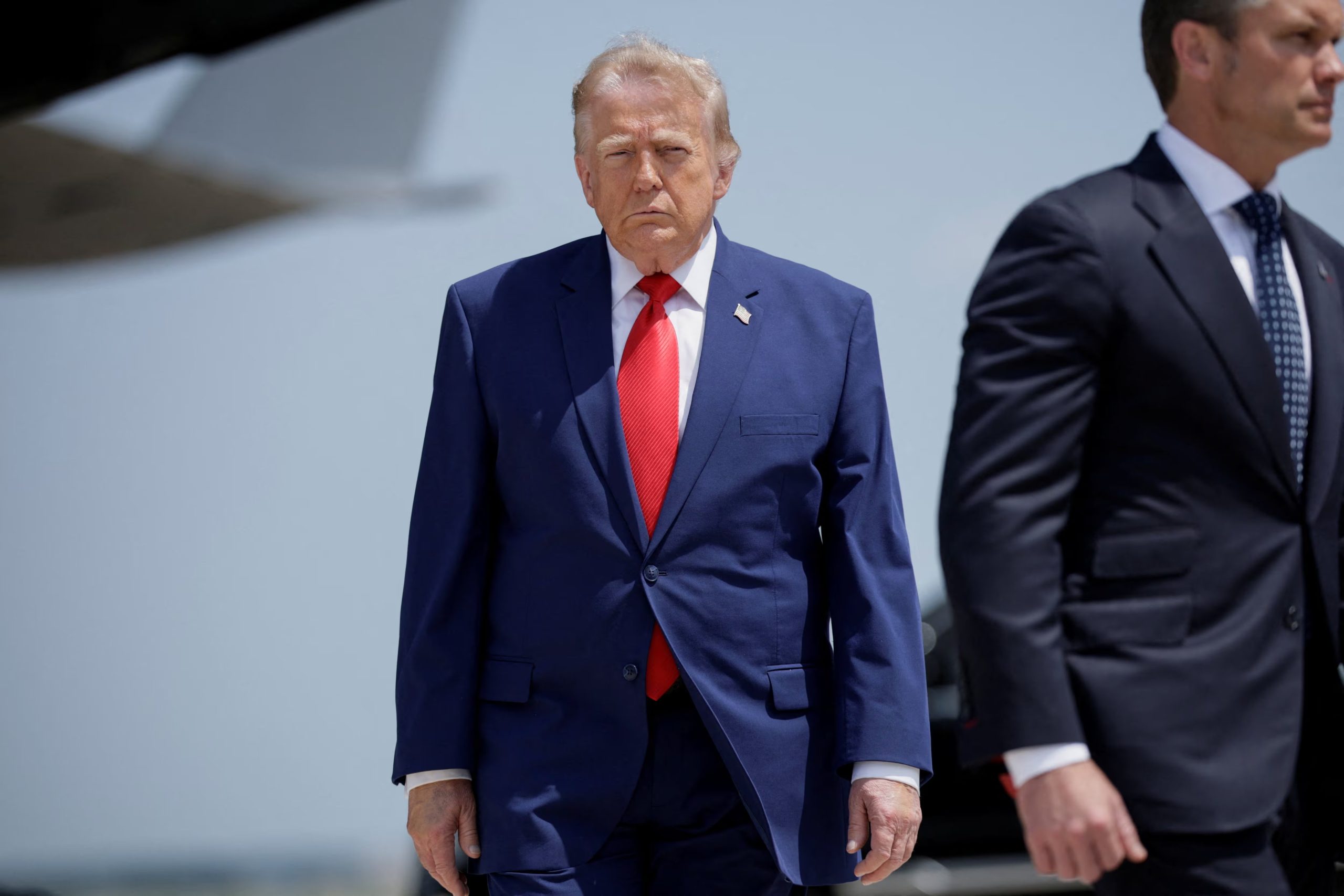 El presidente de Estados Unidos, Donald Trump, y el secretario de Defensa de Estados Unidos, Pete Hegseth en Dover, Delaware (REUTERS/Evan Vucci/Archivo)

