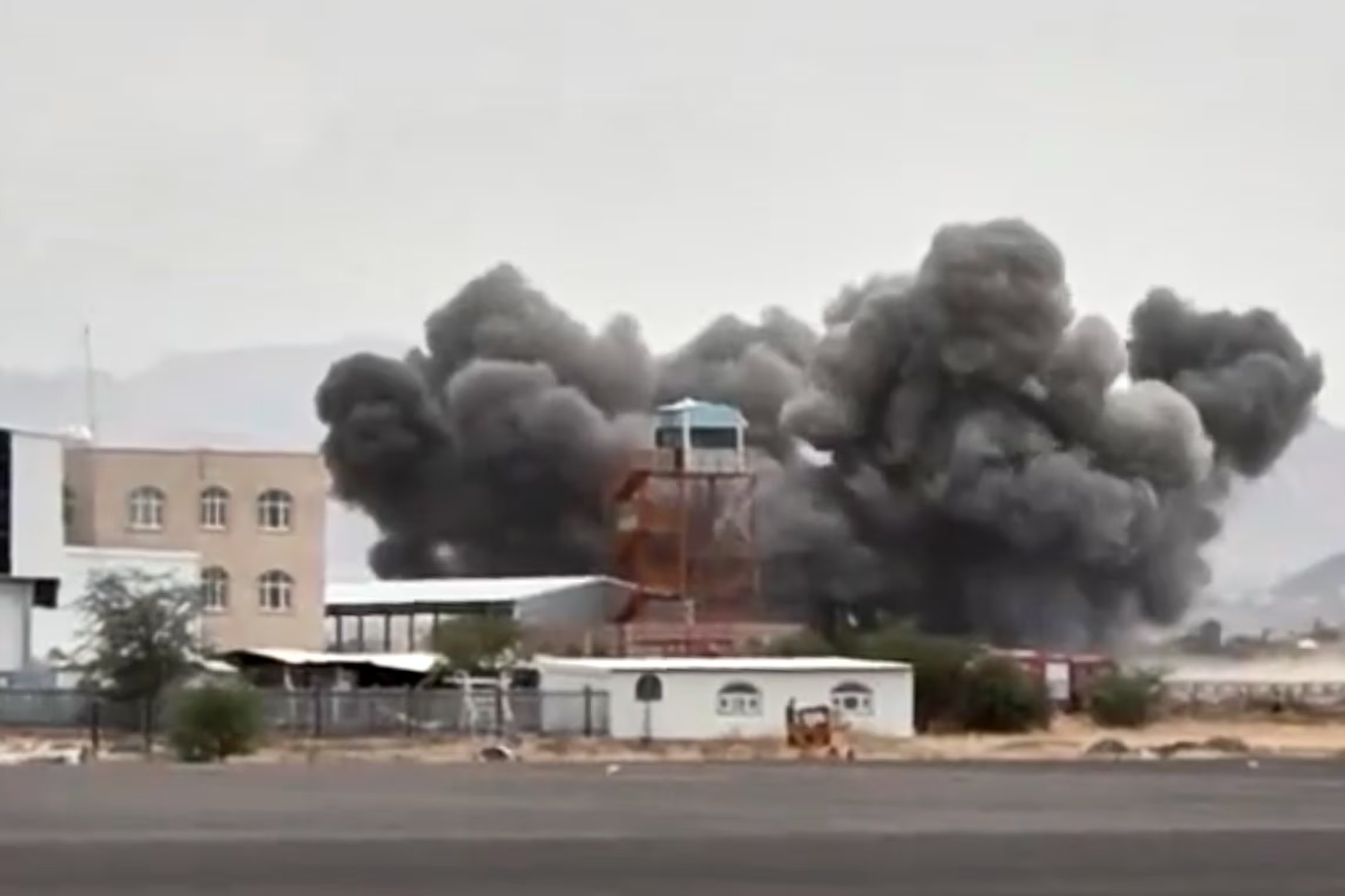 Esta imagen tomada de un video de Al-Masirah TV, un canal de noticias controlado por los hutíes, muestra explosiones en el complejo del Aeropuerto Internacional de Saná,, el lunes 13 de julio de 2026, en Saná, Yemen (Al-Masirah TV via AP)