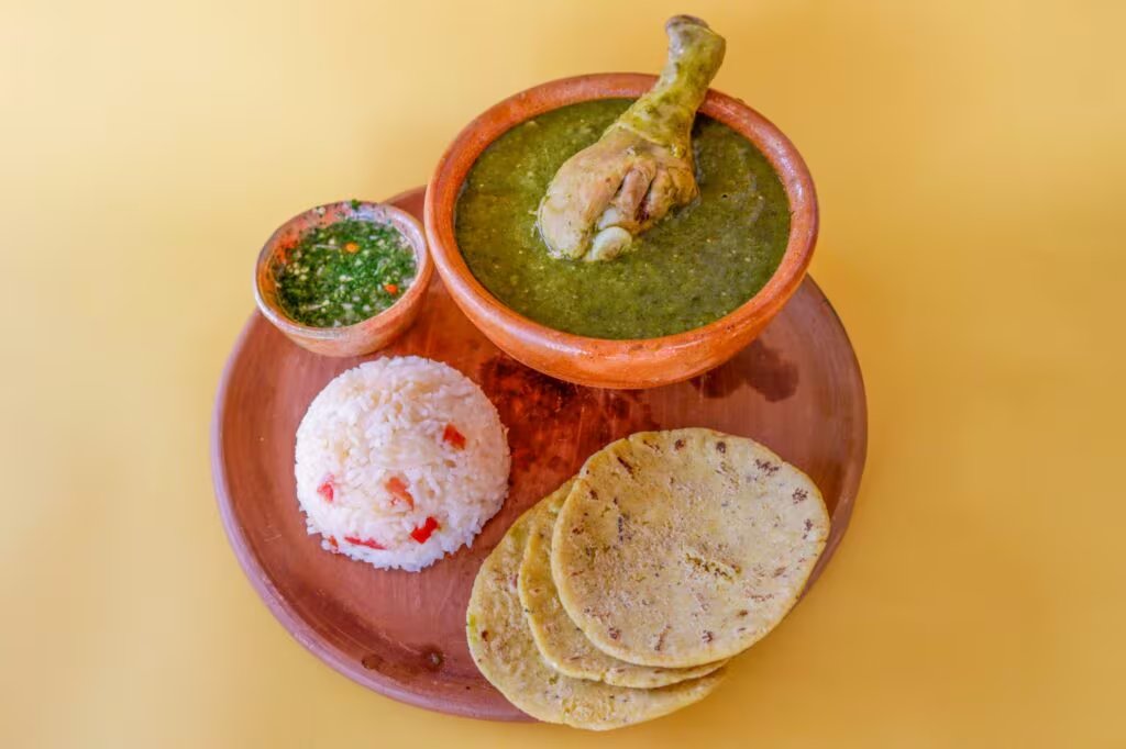El Jocón es un recado del área Occidental de Guatemala que consta de una salsa de color verde brillante preparada con miltomate, cebolla verde, cilantro, chiles pimientos y tallos de cebolla. (DCA)