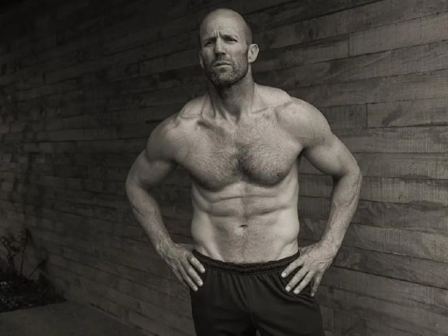 La rutina funcional de Jason Statham combina peso muerto, sentadillas, gimnasia, pesas rusas y escalada en cuerda para mejorar el rendimiento integral