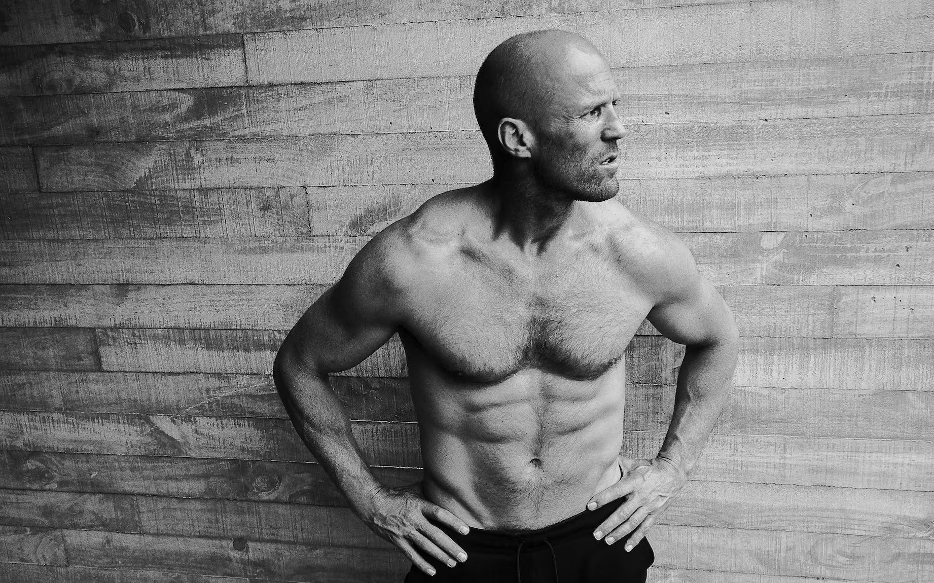 El trabajo con el peso corporal, como dominadas, flexiones, subidas de cuerda y anillas, forma parte de la preparación de Jason Statham desde hace dos décadas