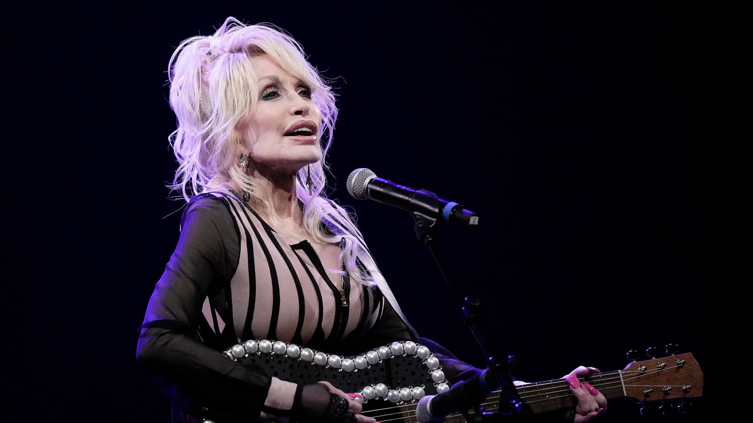En los meses previos a su muerte, Parton canceló su residencia en Las Vegas y otras apariciones públicas, incluido un evento en Dollywood y un concierto en el Grand Ole Opry (AP/Charlie Riedel)