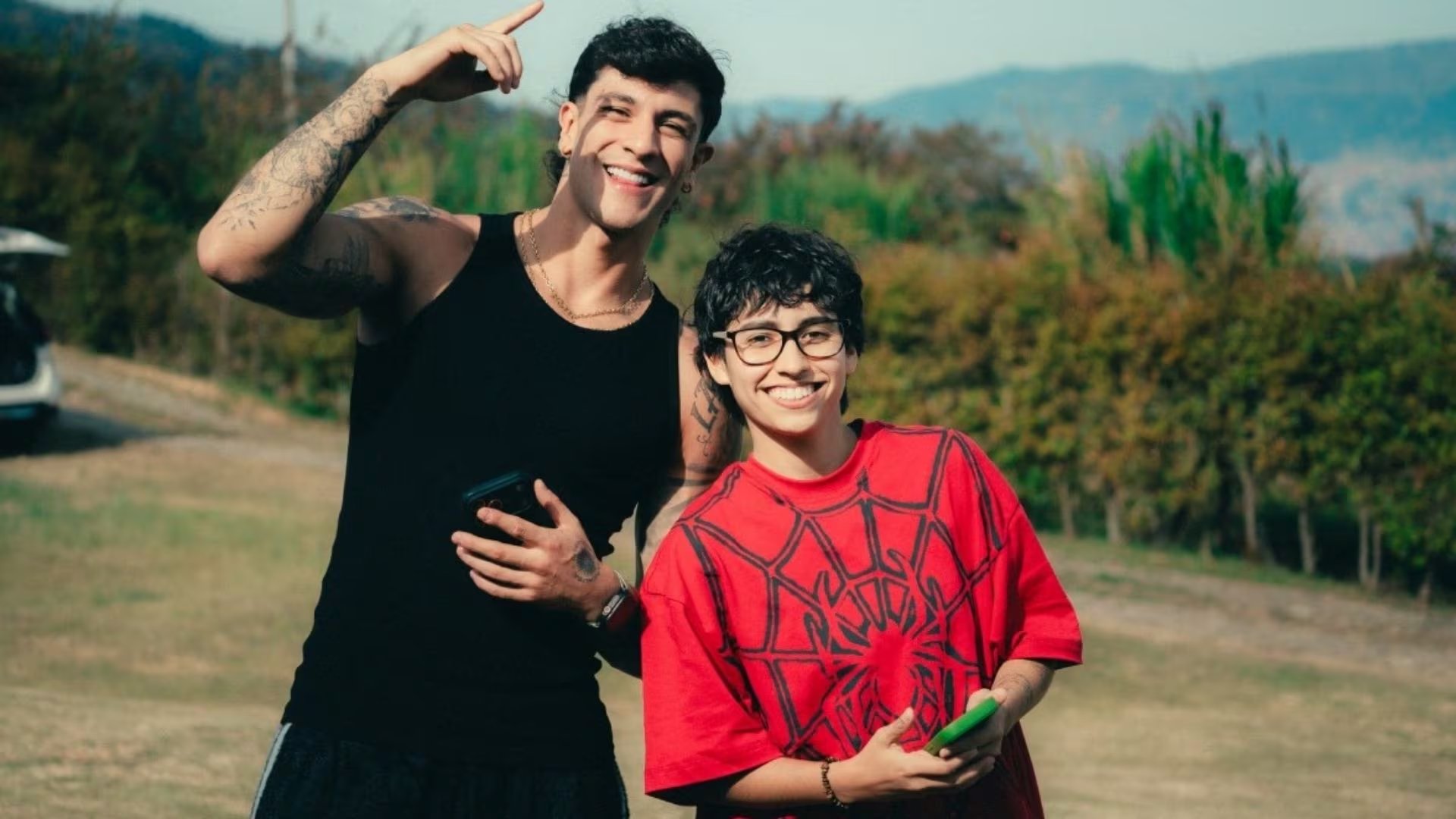 Mafe Sin R, rostro de Zaca TV, protagoniza el videoclip “Un error?” del cantante urbano Emil, estrenado el 27 de agosto.
