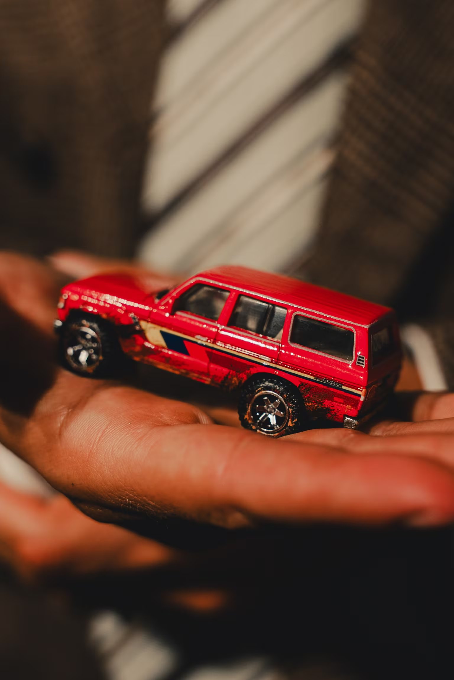 La Colección Global Legends 2026 de Hot Wheels incluye un Toyota Land Cruiser FJ60 codiseñado por Maluma e inspirado en Loco x volver, junto con modelos de Supercar Blondie y Robert Lewandowski - crédito cortesía Paola España Comunicaciones