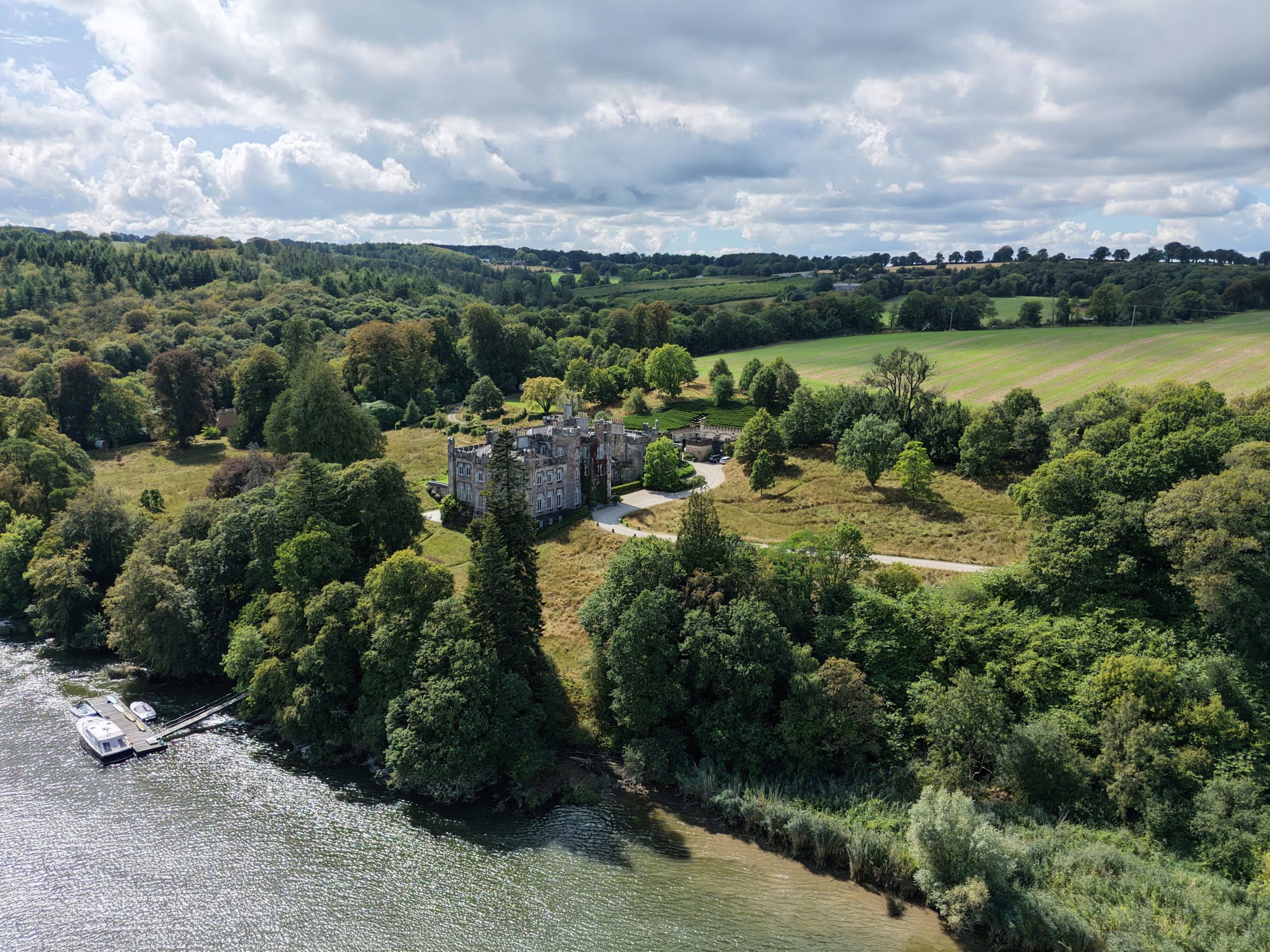 El castillo se construyó en 1830 para John Keily y lo diseñaron James y George Richard Pain. Patrick Kenealy/Handout via REUTERS 