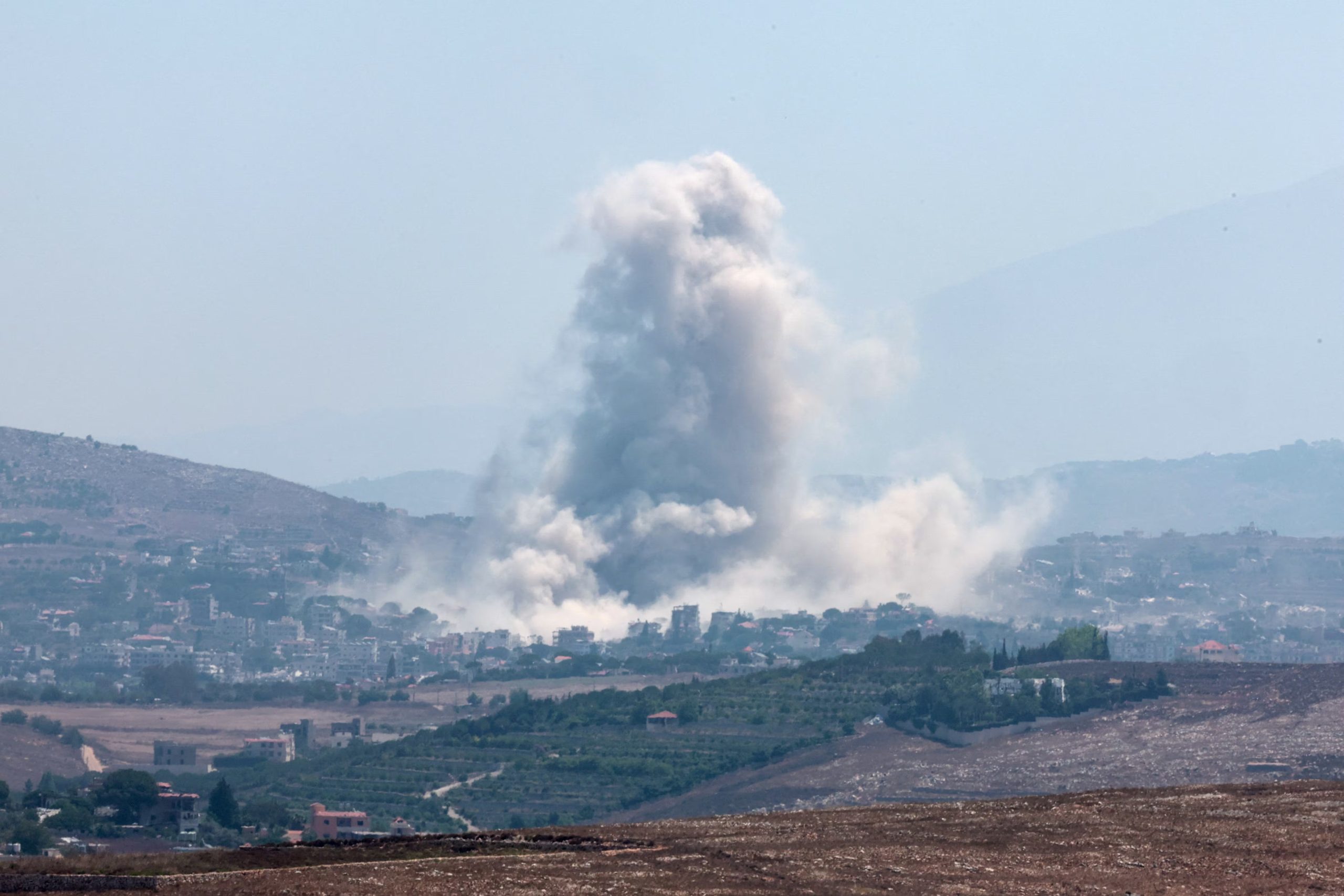 Se produce una explosión en una zona controlada por Israel en el sur del Líbano, vista desde las afueras de Zawtar al-Gharbiyeh, Líbano, el 23 de julio de 2026 (REUTERS/Mahmoud Hassano)