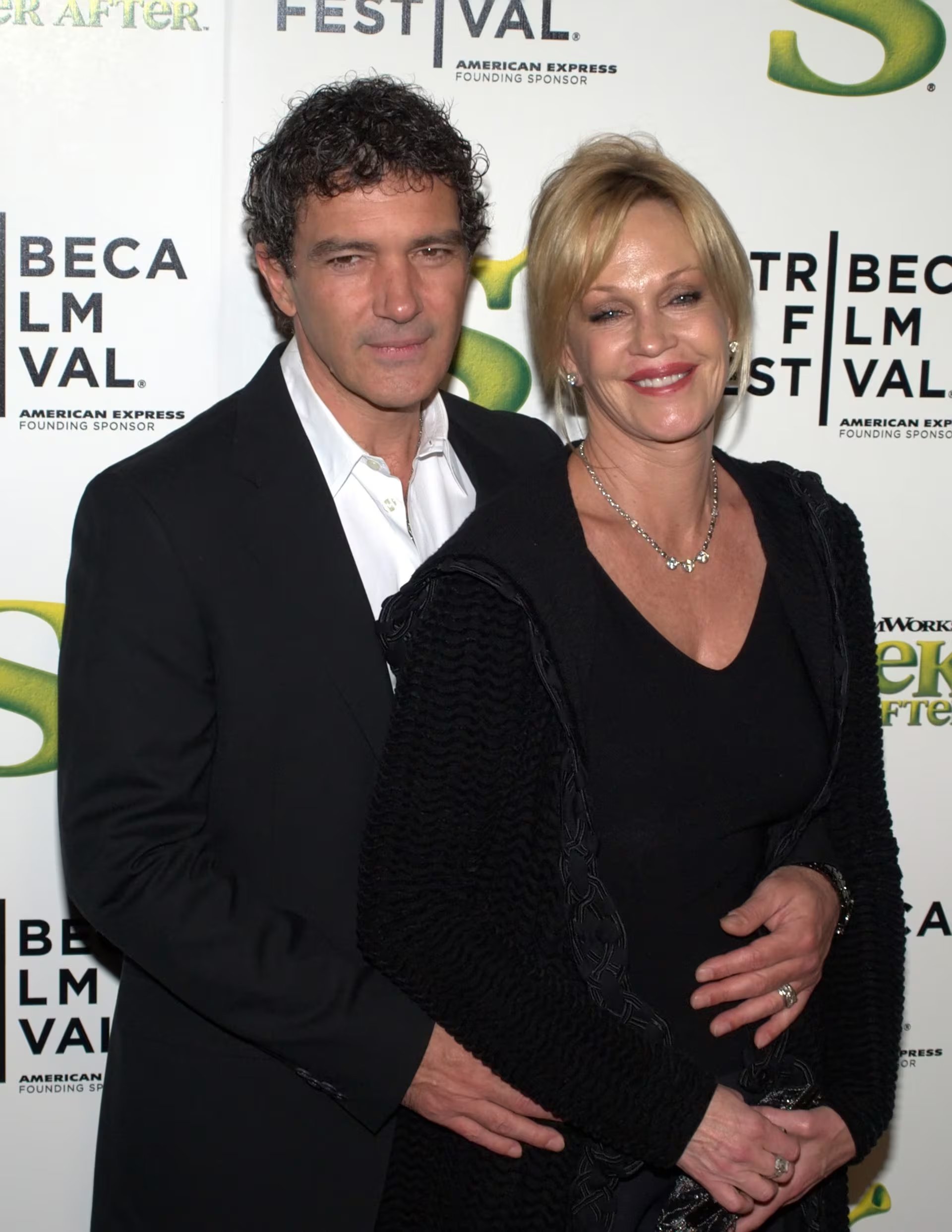 Antonio Banderas aseguró que se reúne con Melanie Griffith cuando visita Los Ángeles. 