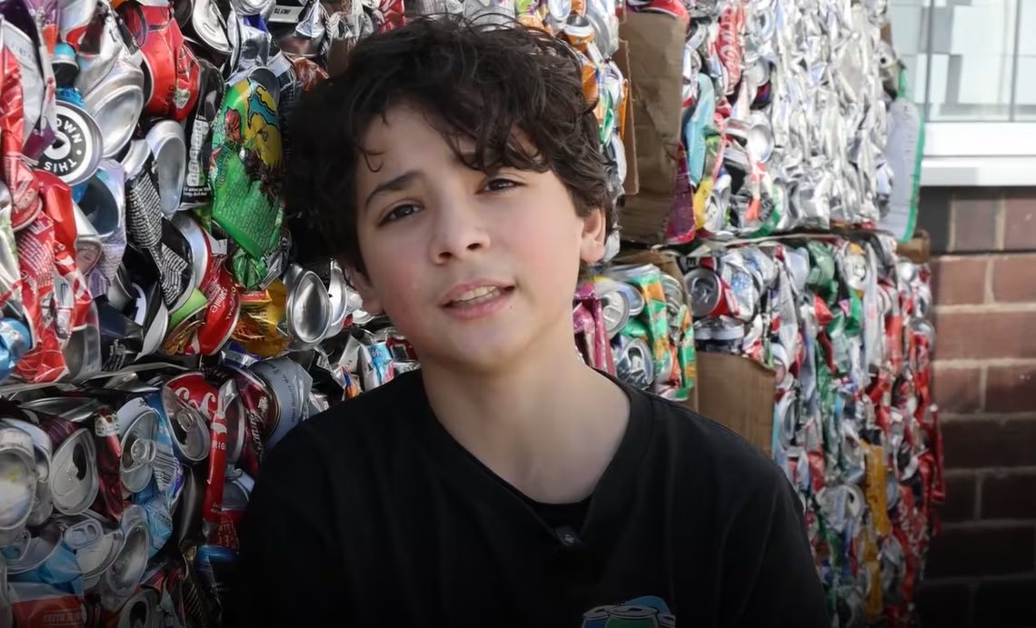Ryan Hulance sostiene que el reciclaje de latas puede ayudar al medio ambiente y a la comunidad, y propone a otros adolescentes impulsar proyectos con apoyo y constancia (Captura de video SWNS)