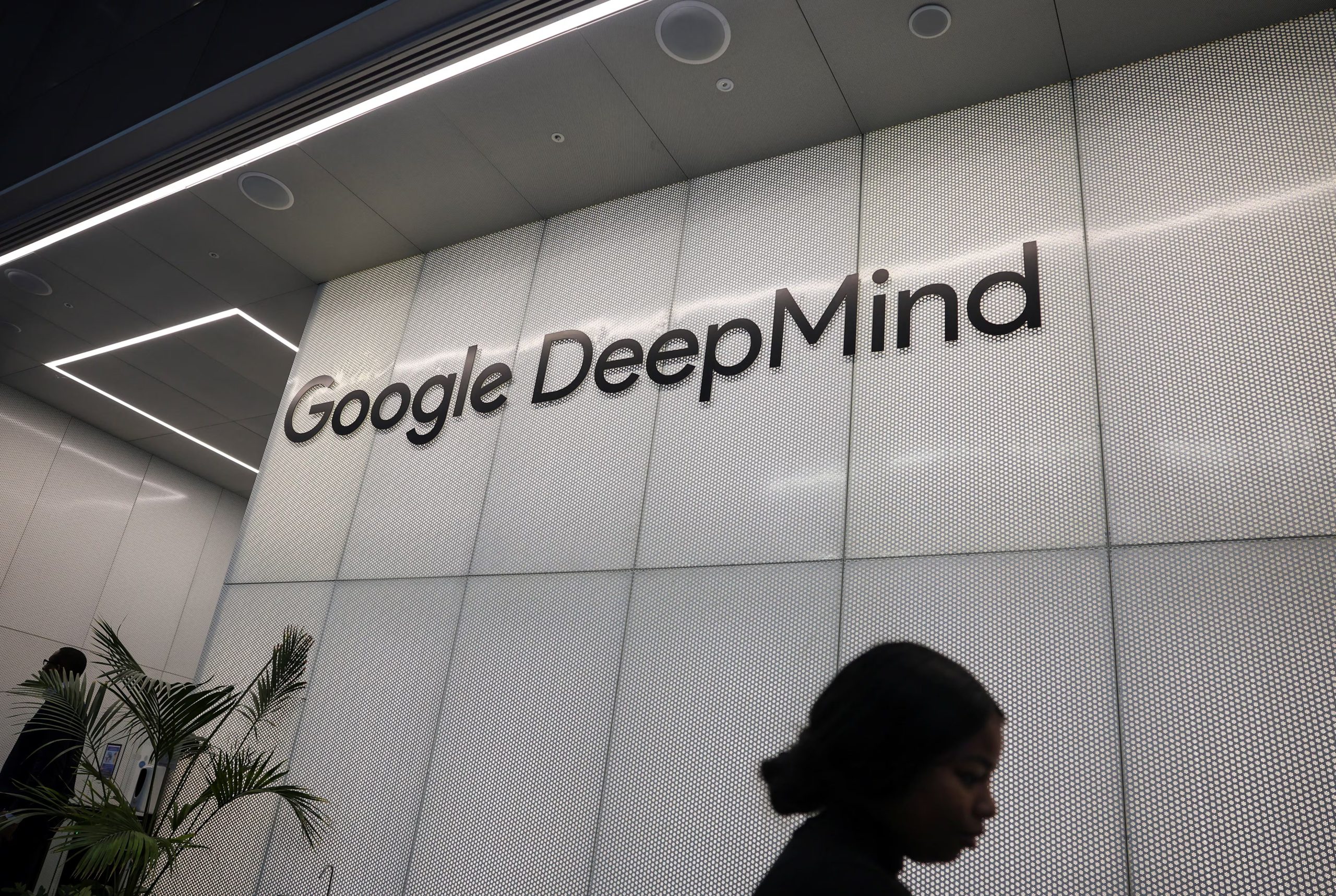 Demis Hassabis, CEO de Google DeepMind, sostuvo que la inteligencia artificial permitirá acelerar de forma drástica la investigación biomédica. REUTERS/Toby Melville
