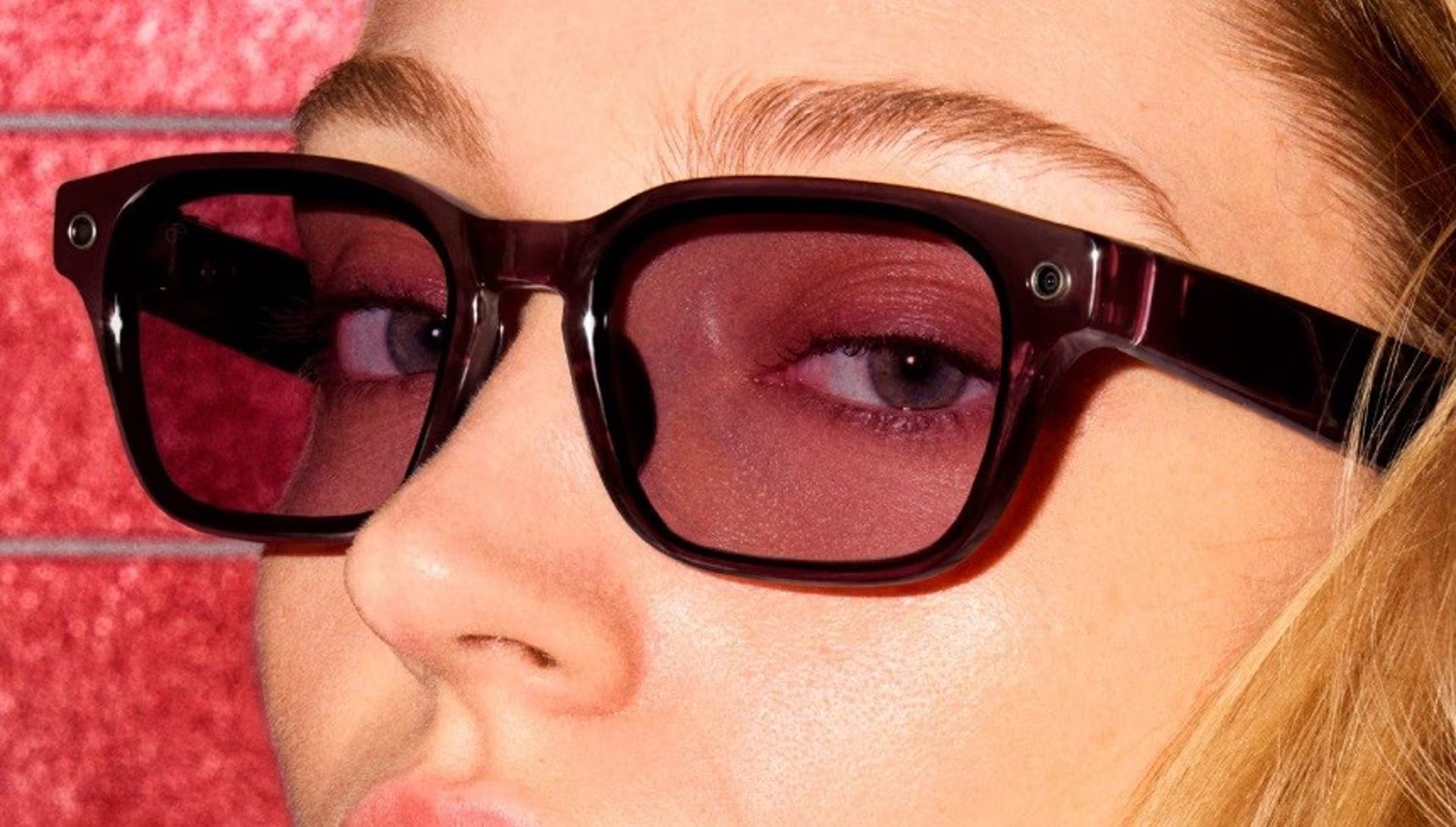 Actualmente no existe algún botón físco que pueda bloquear las funciones de grabación de las gafas inteligentes de meta, todo se realiza mediante el software. (Meta)