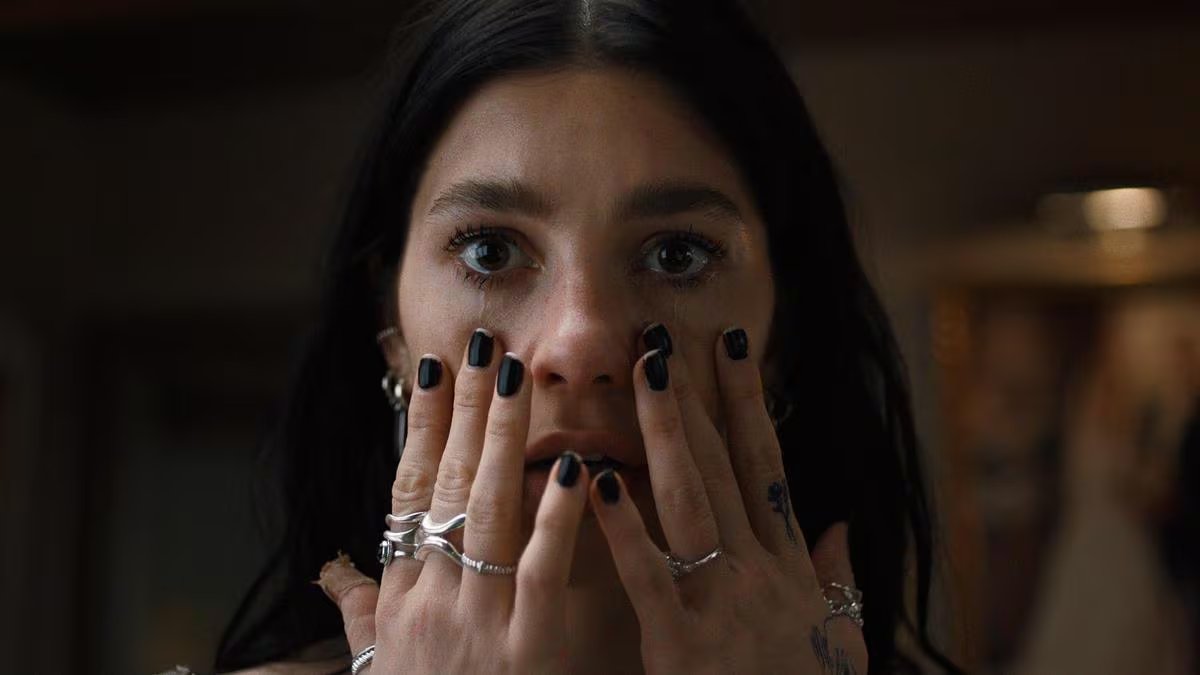 Camila Morrone protagoniza 'Algo terrible está a punto de suceder' (Netflix)