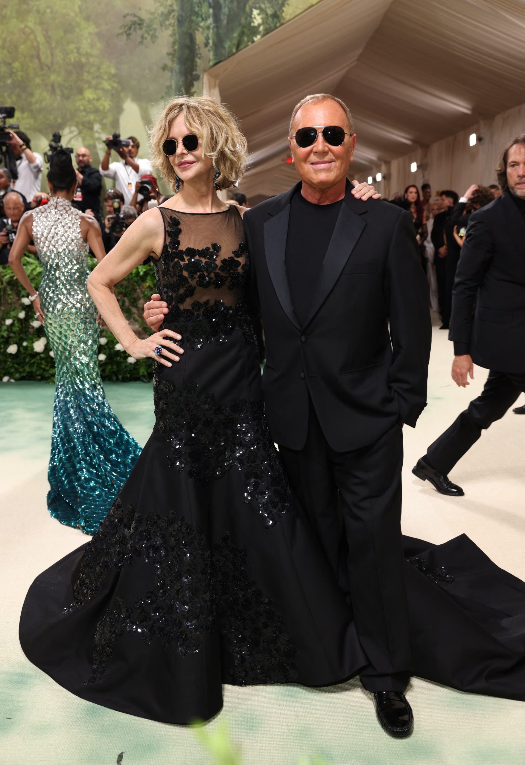 Meg Ryan lleva un diseño negro largo con tul y lentejuelas florales como eje del look (REUTERS/Andrew Kelly)