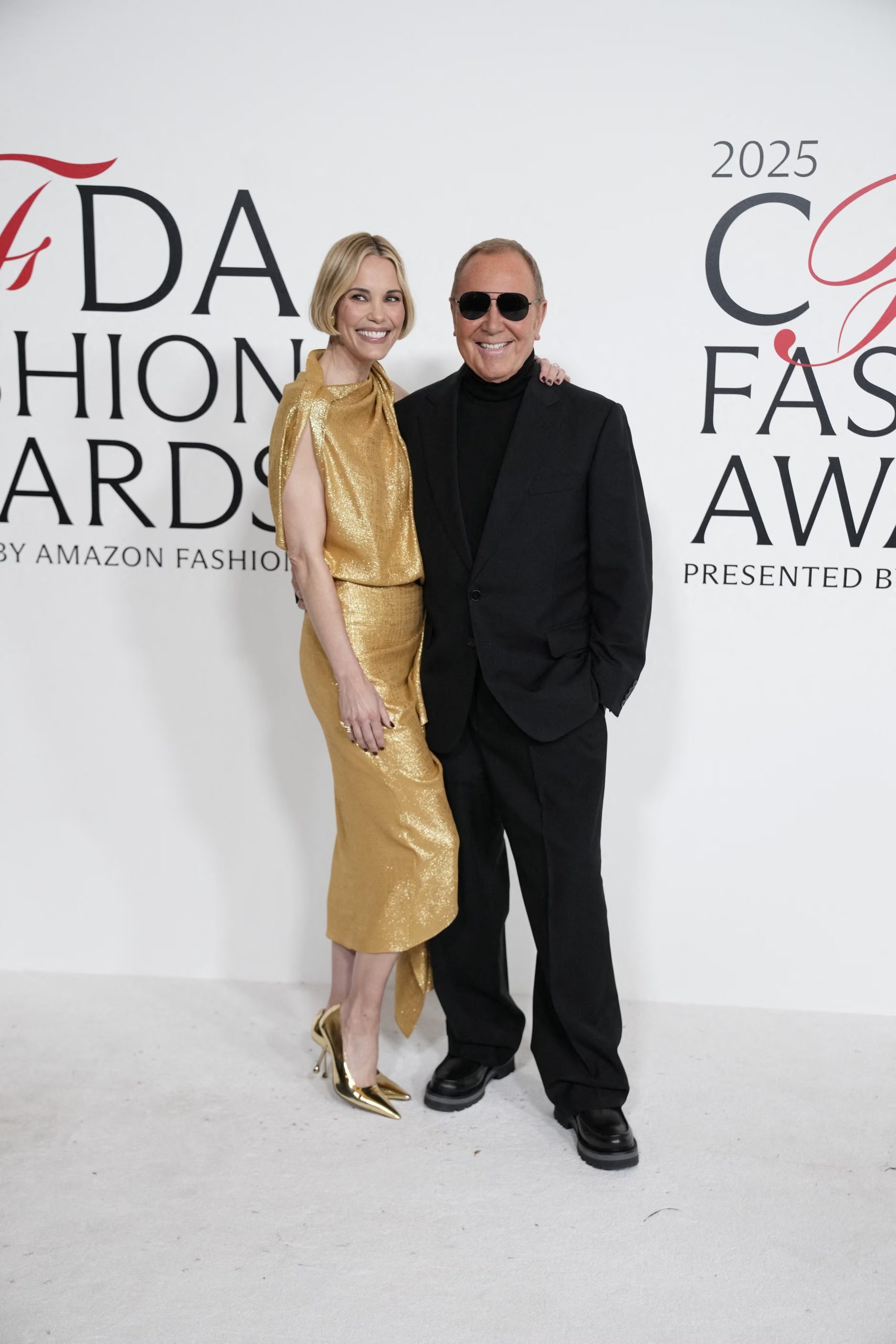Leslie Bibb elige un conjunto dorado metálico de dos piezas con protagonismo cromático (REUTERS/Eduardo Munoz)