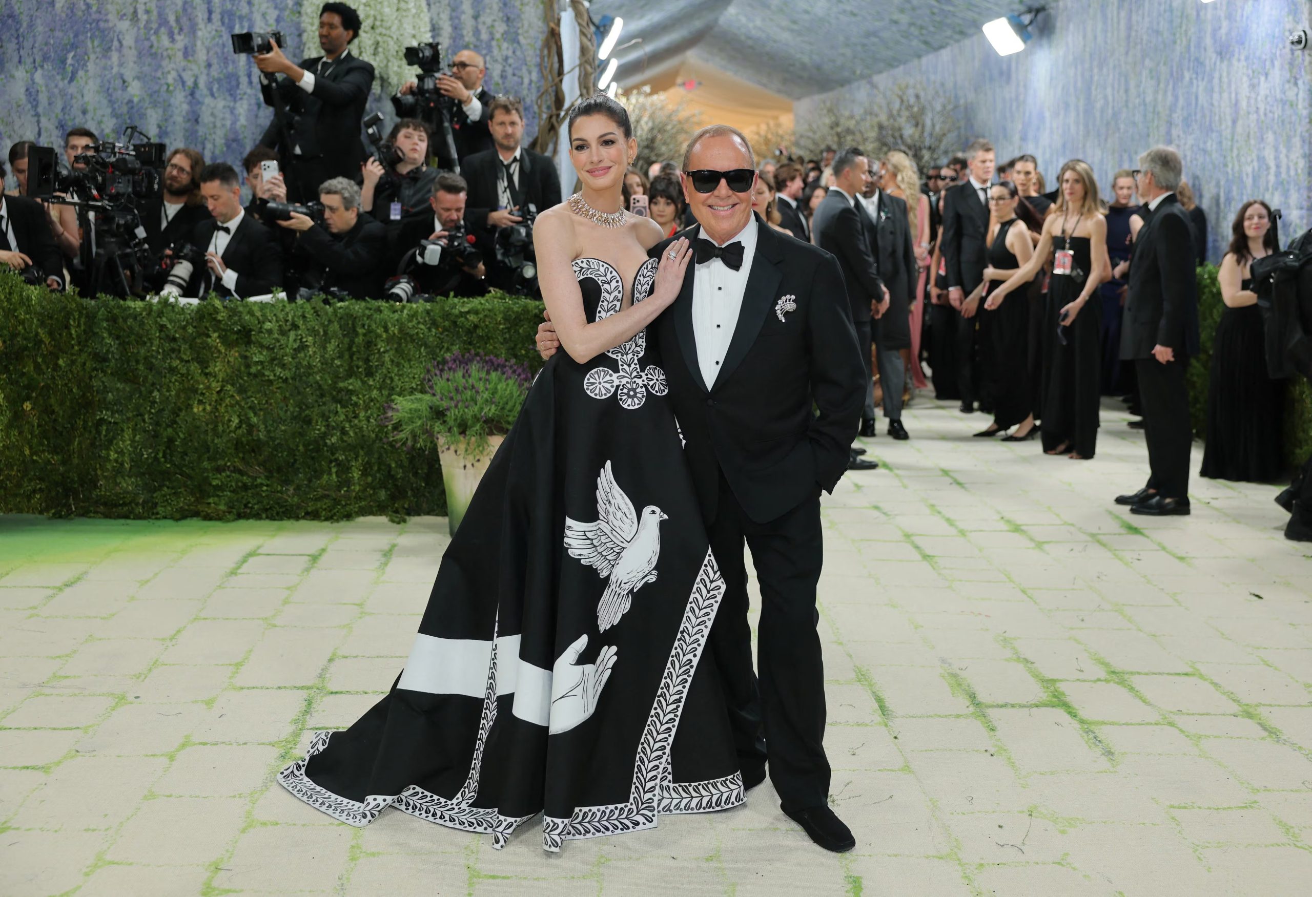 Anne Hathaway luce un strapless bicolor con motivos florales y contrastes gráficos de Michael Kors (REUTERS/Daniel Cole)