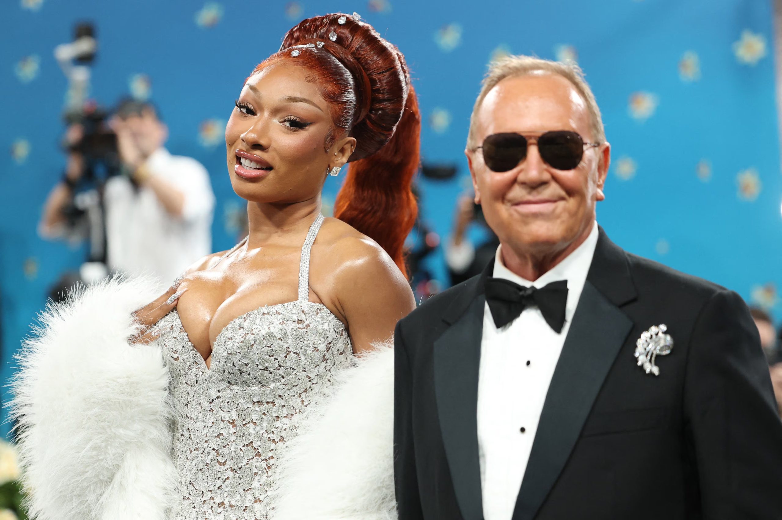 Meghan Thee Stallion apuesta por pedrería y lentejuelas en un vestido plateado con estola blanca (REUTERS/Mario Anzuoni)