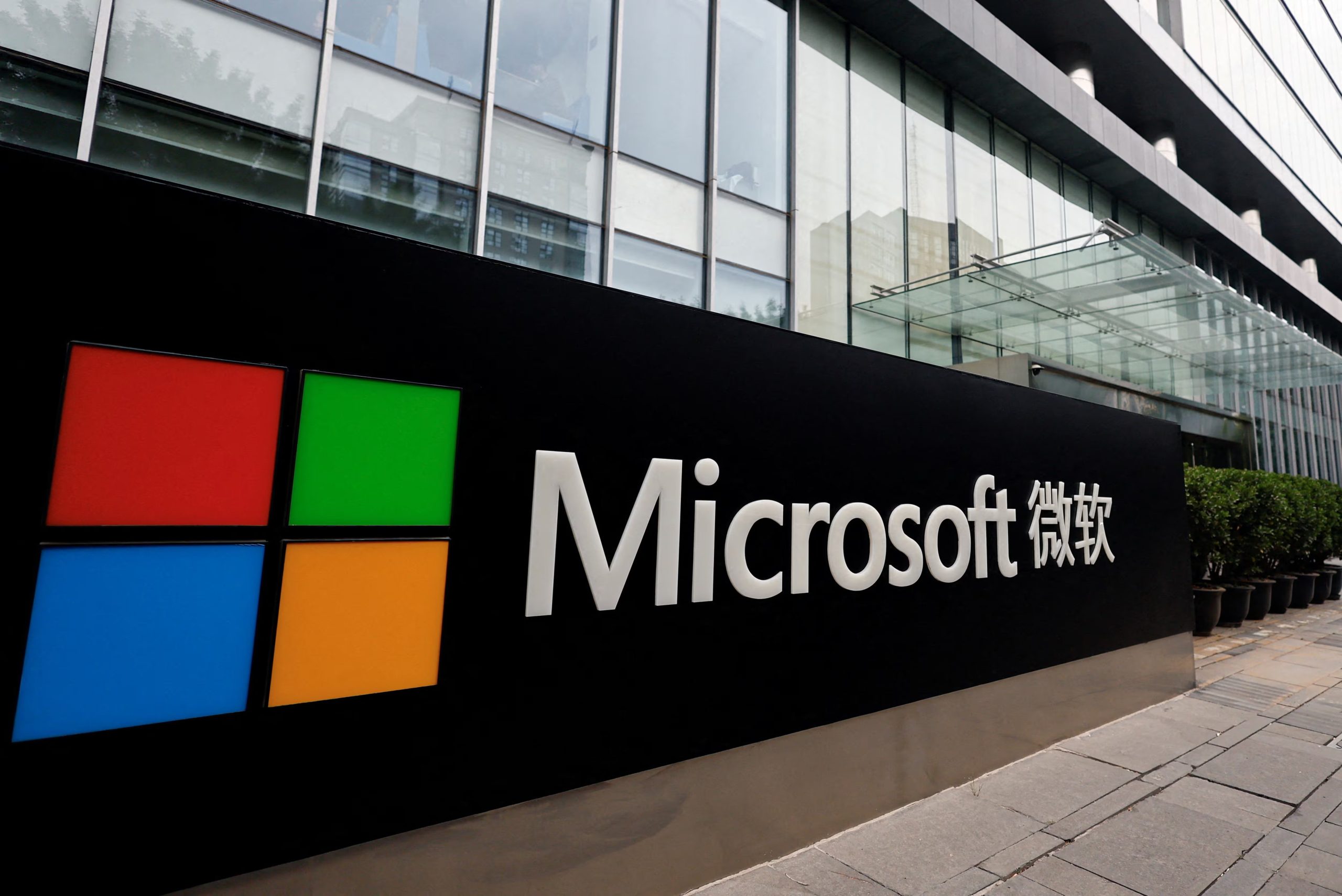 Un letrero de Microsoft en su edificio de oficinas en Pekín, China, el 25 de mayo de 2023 (REUTERS/Tingshu Wang/Archivo)