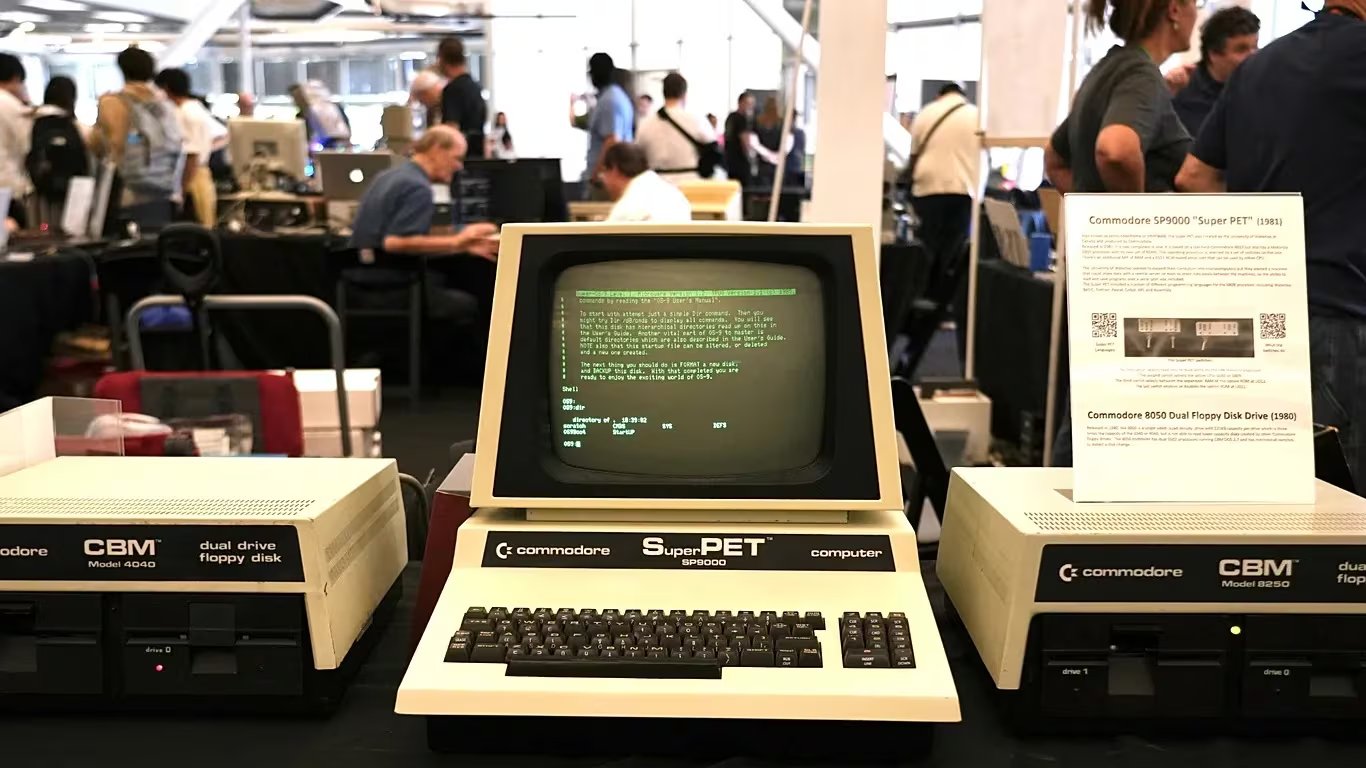 Una computadora personal Commodore Super PET SP9000 de 1981 con su pantalla verde y unidades de disquete CBM modelo 4040 y 8250 se exhibe en un evento (AP)