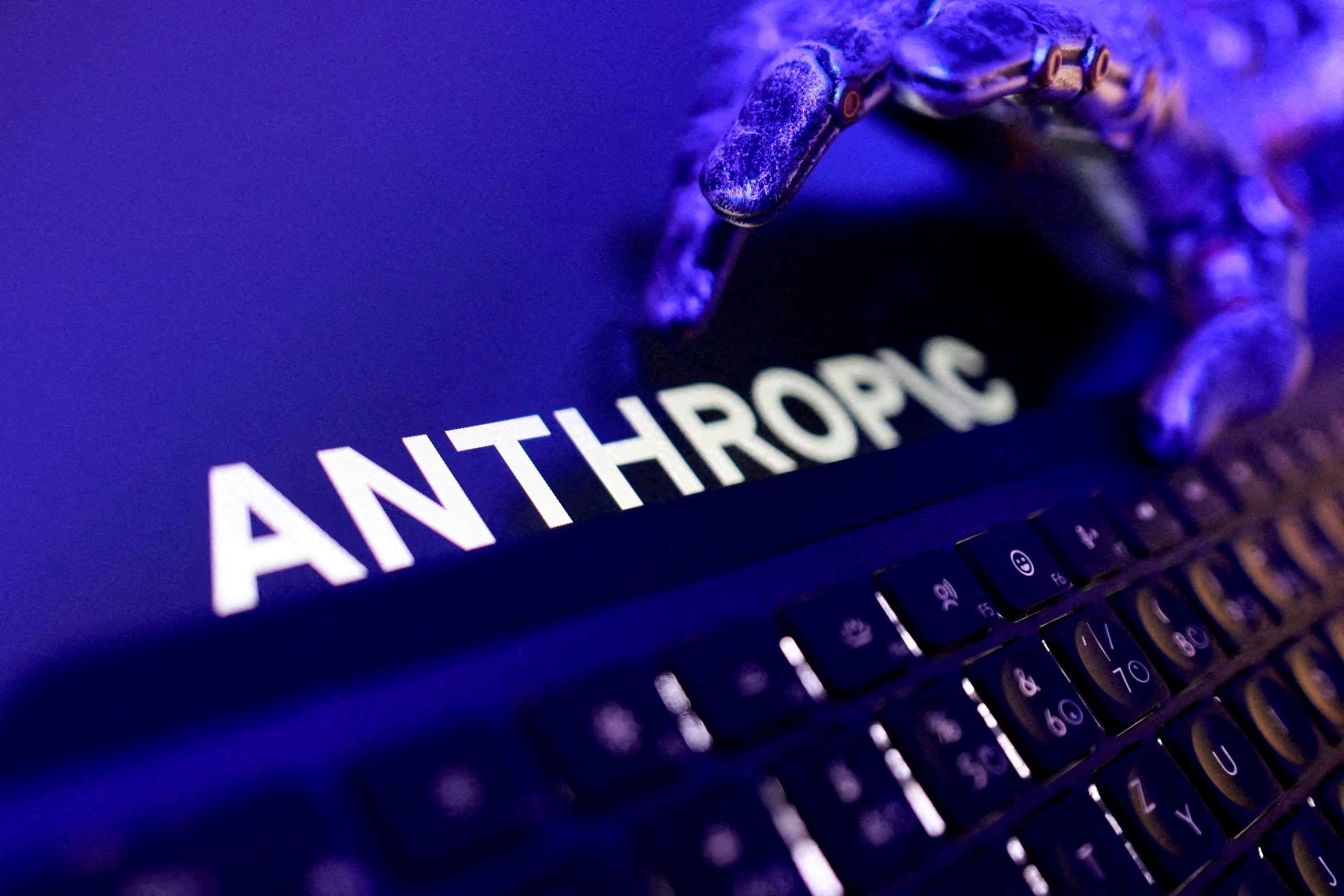 Anthropic explicó que Claude interactuaba con un socio externo y logró salir a internet mientras debía operar en una simulación sin acceso a la red. REUTERS/Dado Ruvic/Illustration/File Photo/File Photo