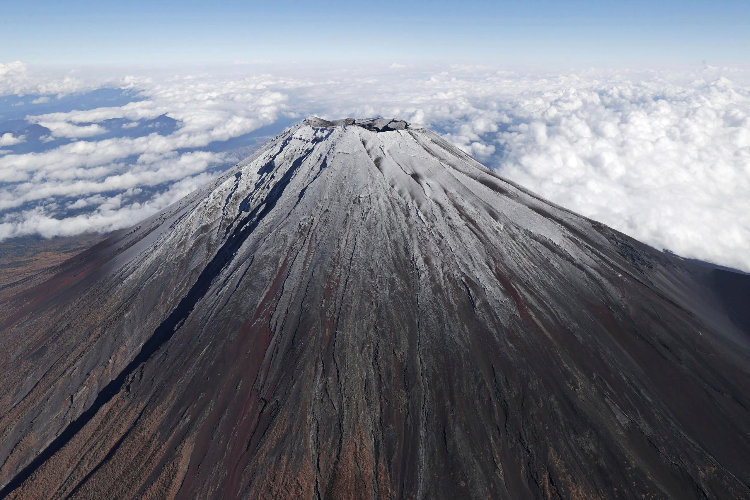El monte Fuji fue durante siglos un sitio de peregrinación y disciplina espiritual, asociado en la tradición sintoísta con Konohanasakuya-hime y los santuarios Sengen. (Kyodo News vía AP)