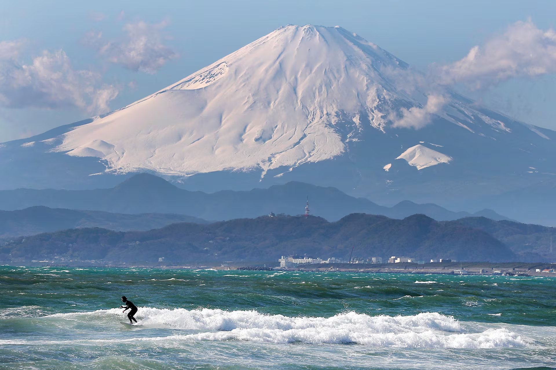 El monte Fuji ocupó durante siglos un lugar central en la cultura de Japón como sitio de peregrinación, culto y veneración vinculado a la deidad Konohanasakuya-hime y a los santuarios Sengen. (Clive Rose/Getty Images)