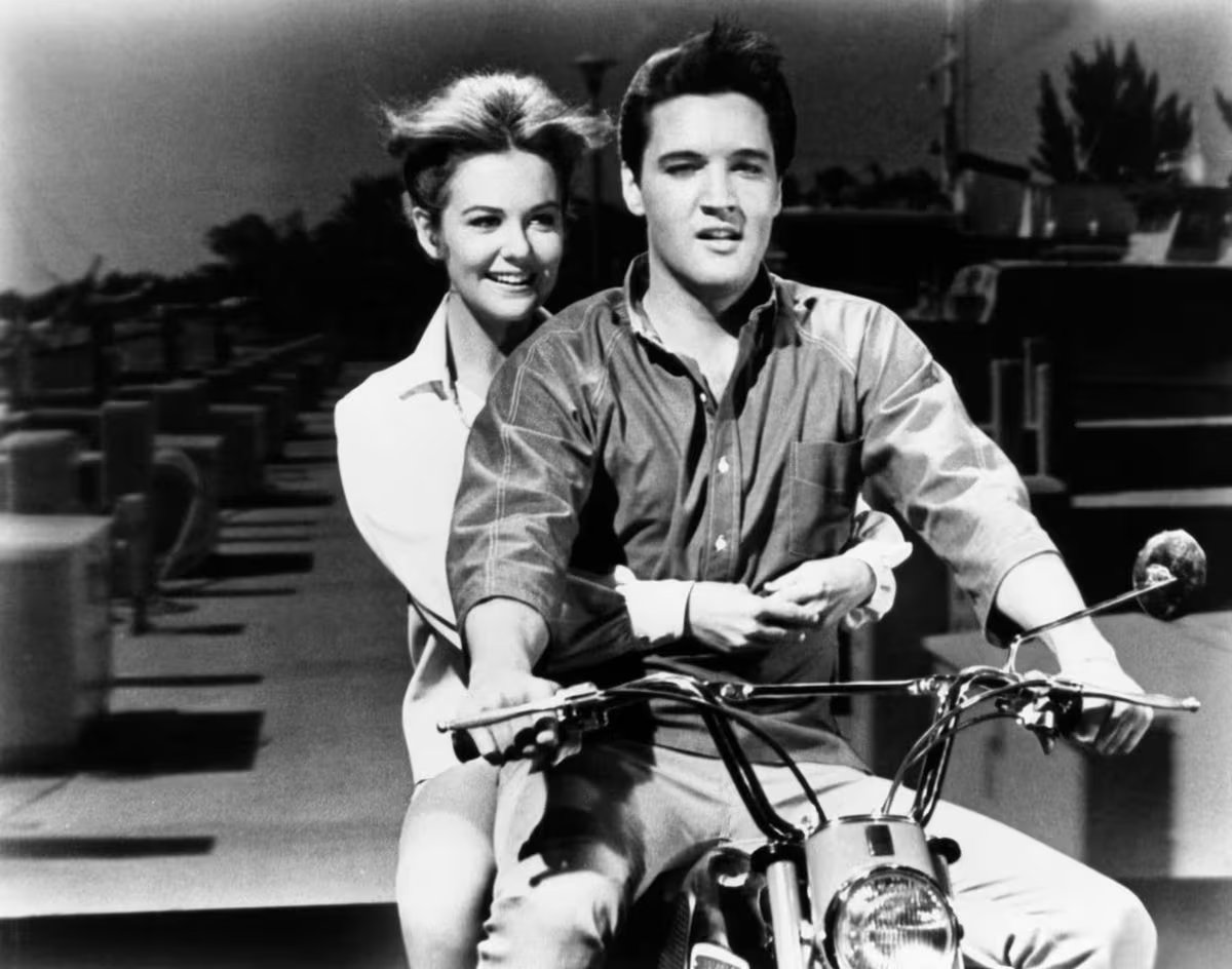 Shelley Fabares junto a Elvis Presley en una de las producciones que protagonizaron juntos en los años 60 (Captura de video)