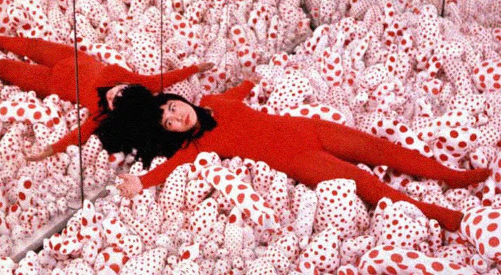 Kusama desarrolló durante décadas una producción artística que incluyó pintura, escultura, instalaciones, performance, narrativa y poesía