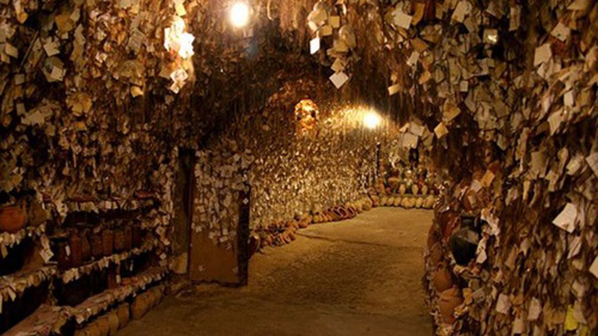Más de 16.000 mechones de mujeres de todo el mundo cuelgan de las paredes de un taller subterráneo en Capadocia, cada uno con una nota manuscrita (Foto: Museo del Cabello de Avanos)