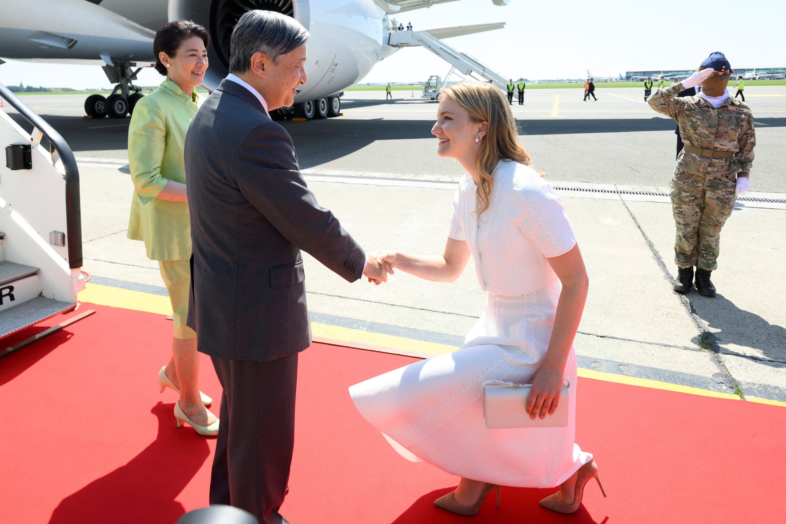 Elisabeth de Bélgica recibe a los emperadores de Japón (REUTERS/Nicolas Economou)