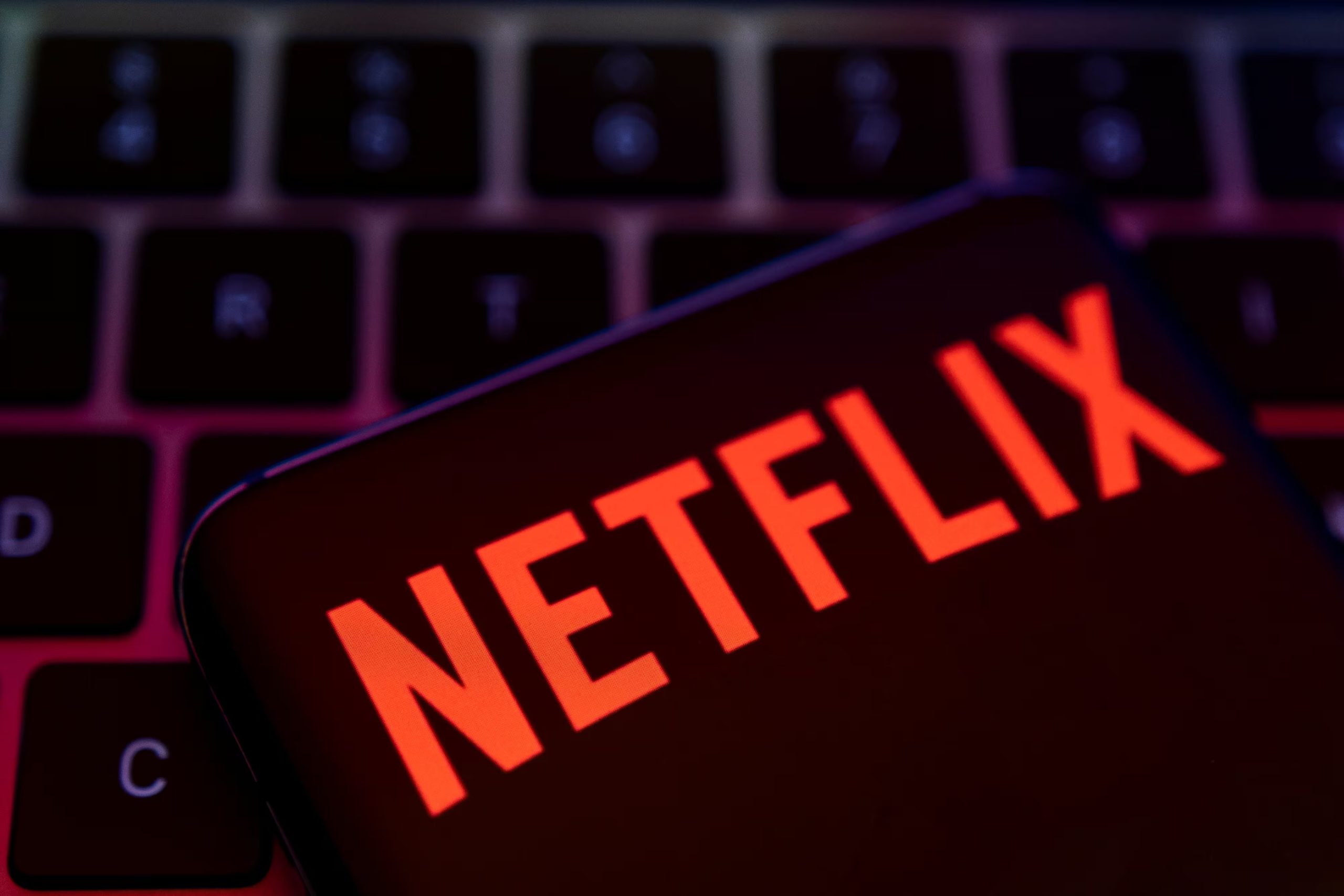 Ejecutivos de Netflix se reunieron con NBCUniversal y Fox para analizar la integración de Peacock y Fox One en la plataforma. (REUTERS/Dado Ruvic)