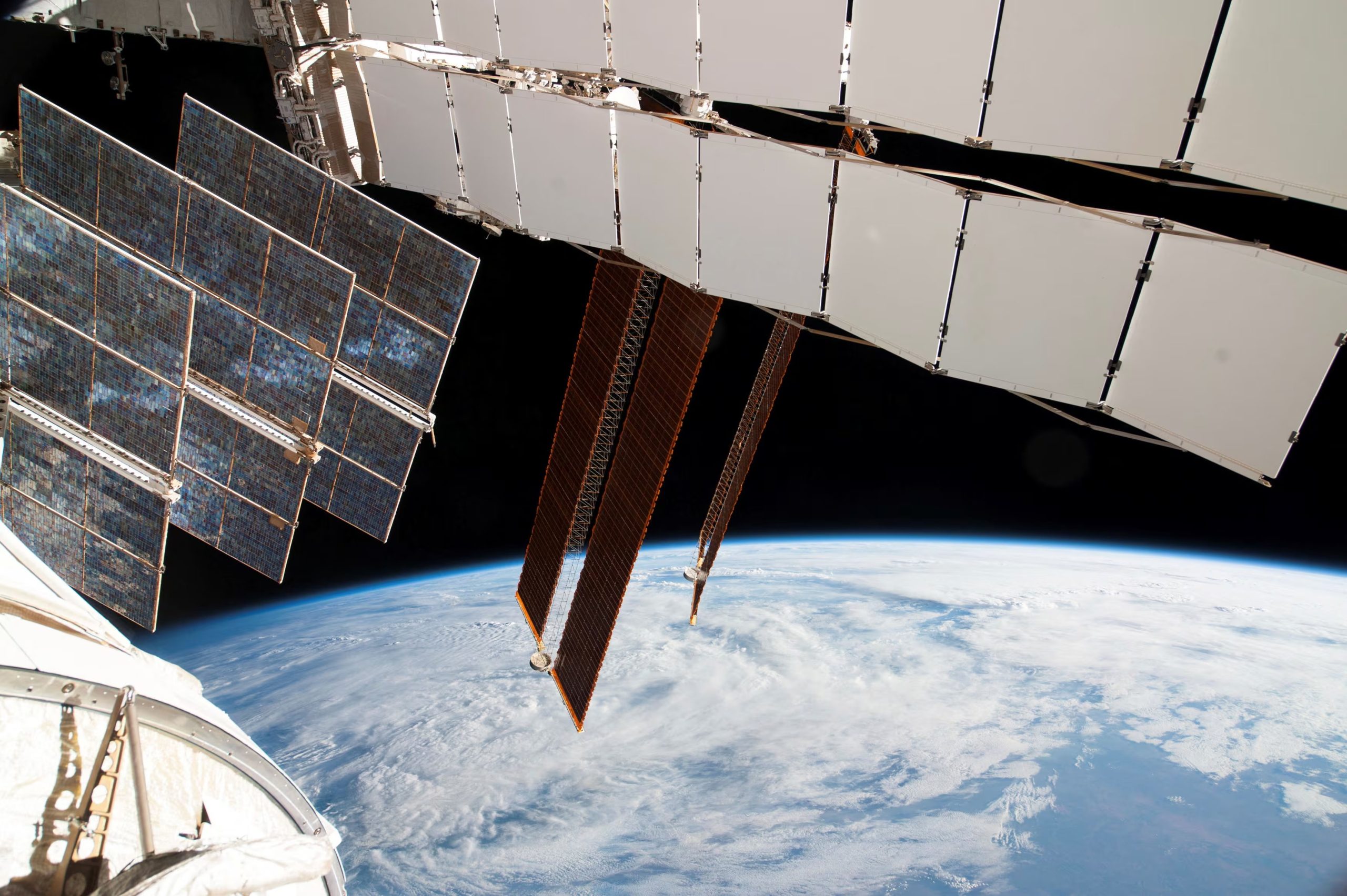 La misión de Jessica Meir y Jack Hathaway comenzó en febrero y ambos regresarán a la Tierra en una nave de SpaceX cuando llegue su relevo el próximo mes. (REUTERS/NASA)