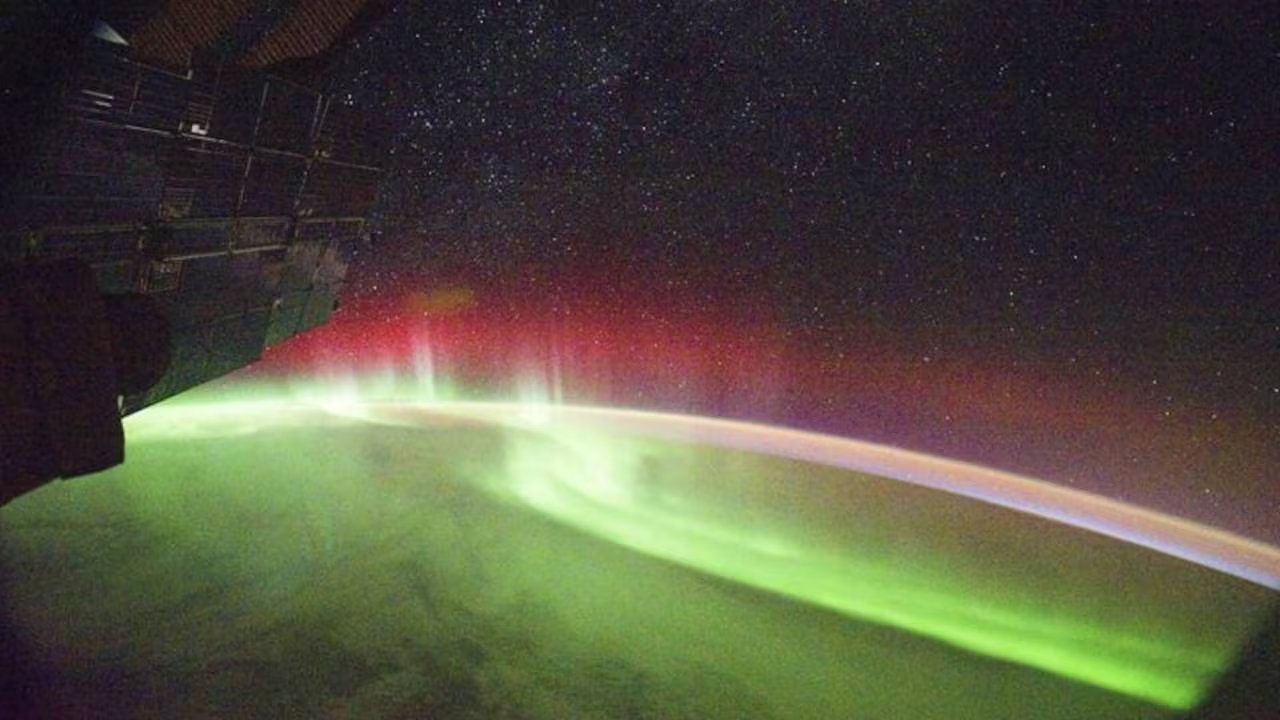 Una eyección de plasma del Sol hizo que la aurora verde apareciera justo debajo de la tripulación en lugar de verse a la distancia sobre las regiones polares. (Reuters)